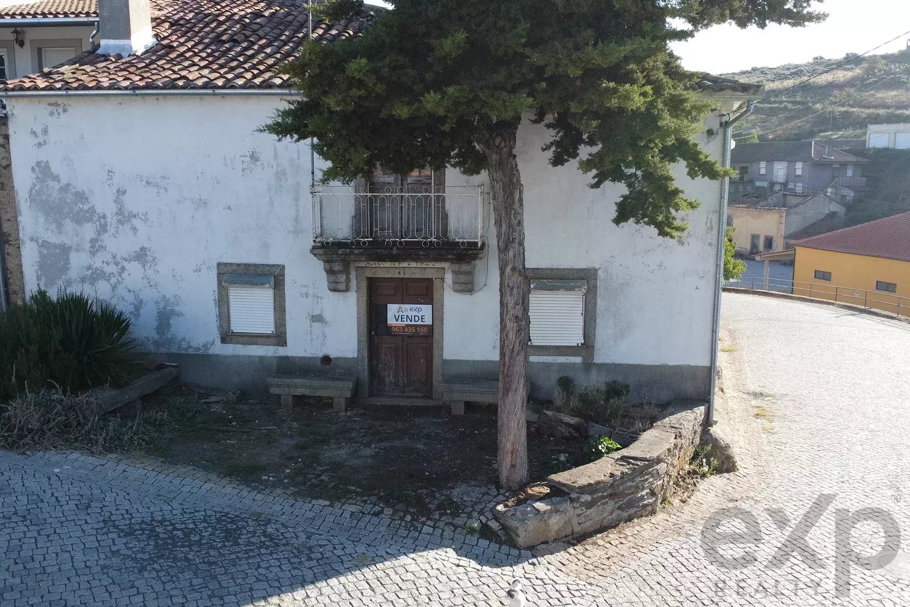 Casa Espaçosa em Caçarelhos e Angueira