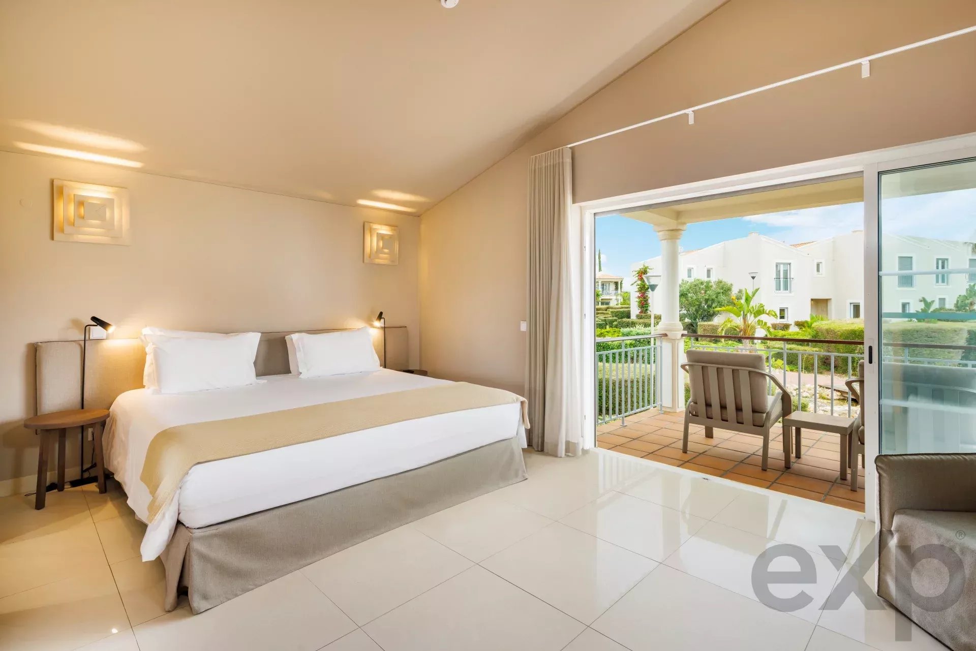 Modern 2‑bedroom duplex in Village Resort, Carvoeiro, Algarve 86188065 image 8