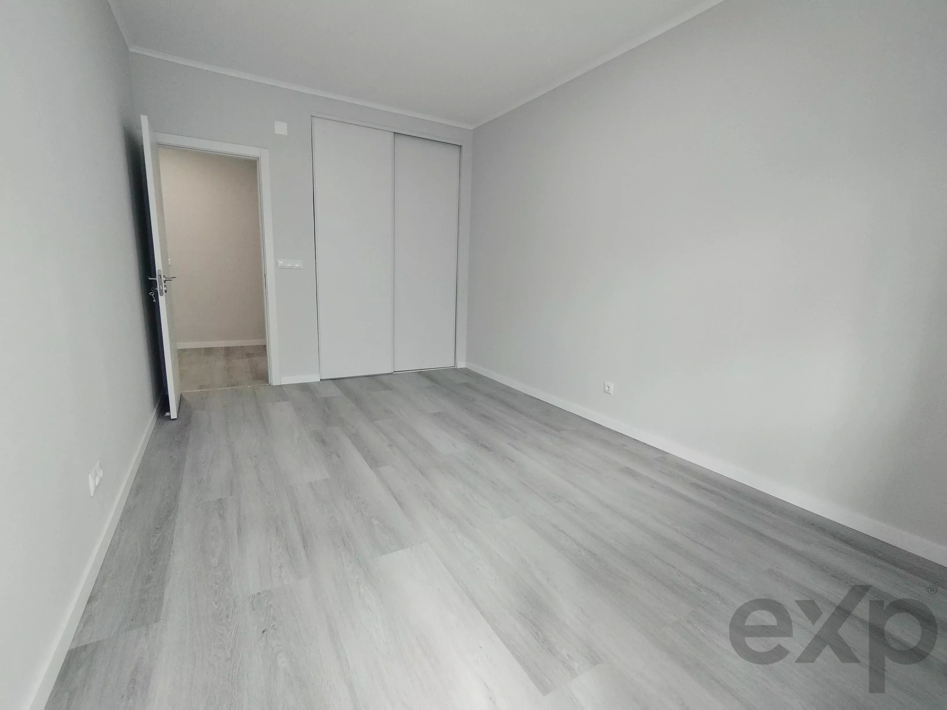 Completely renovated, central two‑bedroom apartment in Oeiras: Comfort, lift and premium location 86191632 image 14
