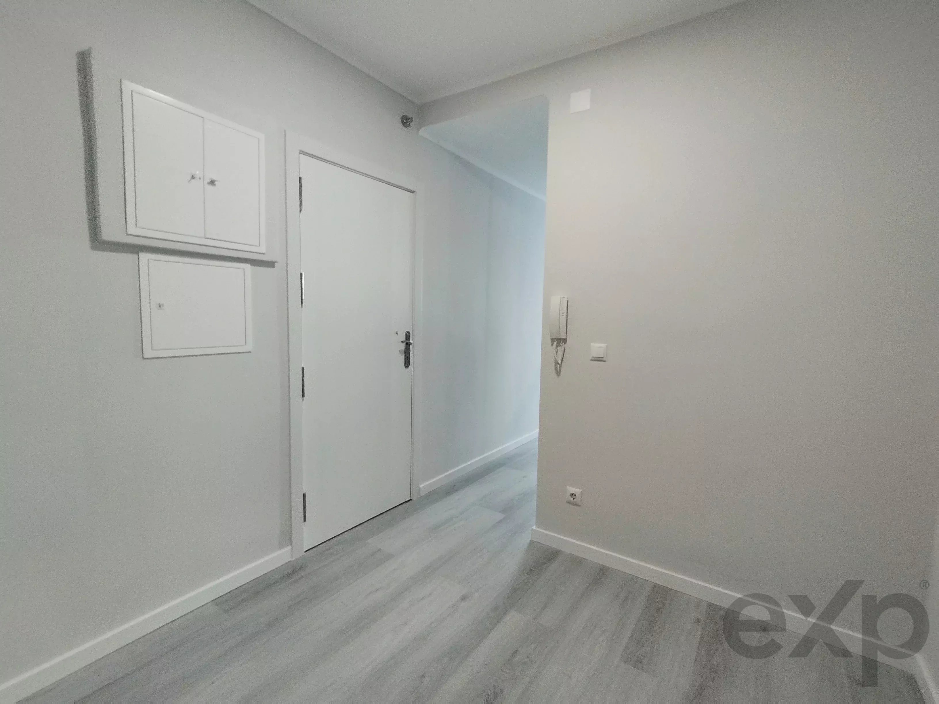 Totalmente remodelado, apartamento T2 Central em Oeiras: Conforto, Elevador e Localização Premium