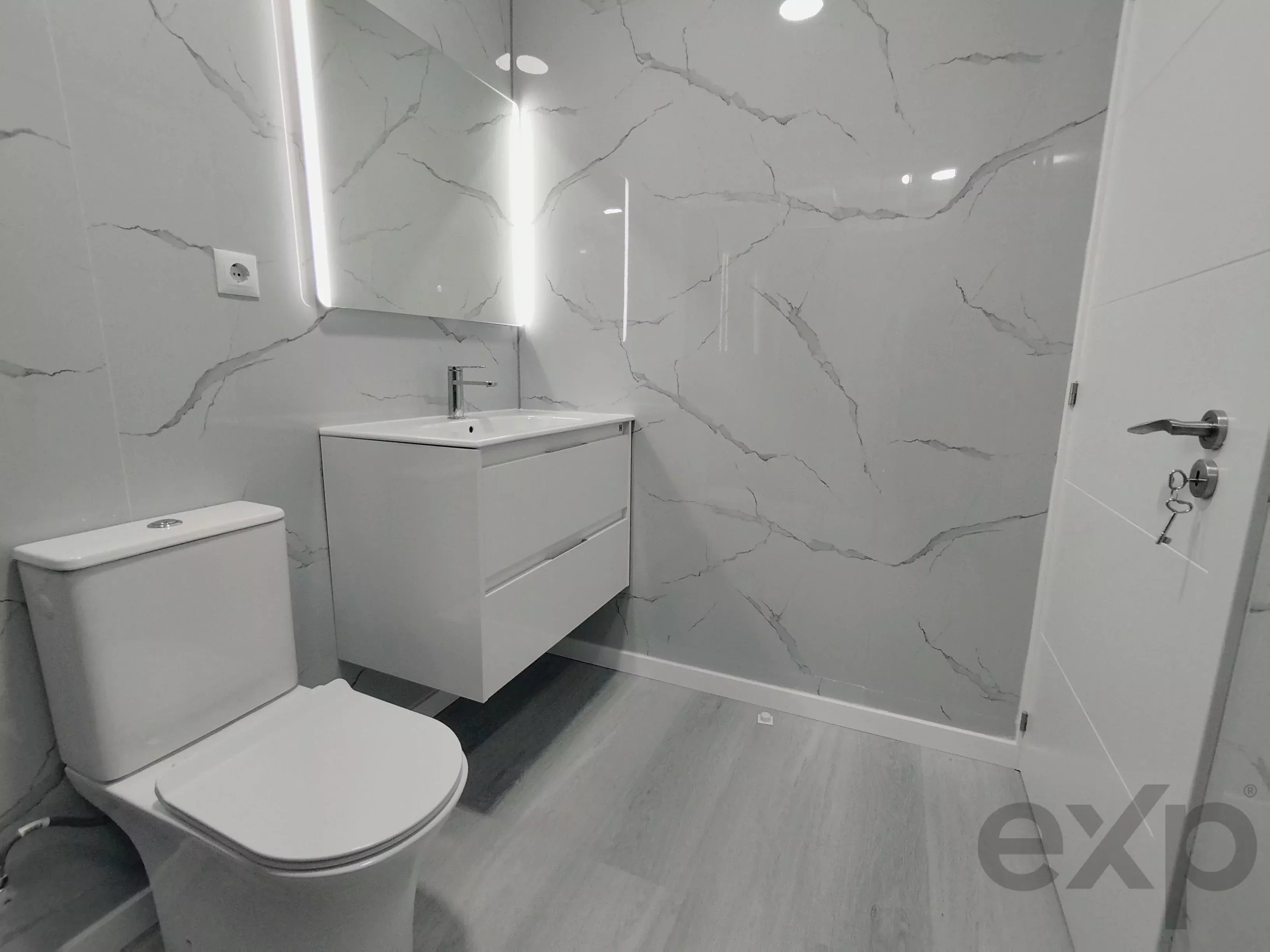 Completely renovated, central two‑bedroom apartment in Oeiras: Comfort, lift and premium location 86191632 image 19