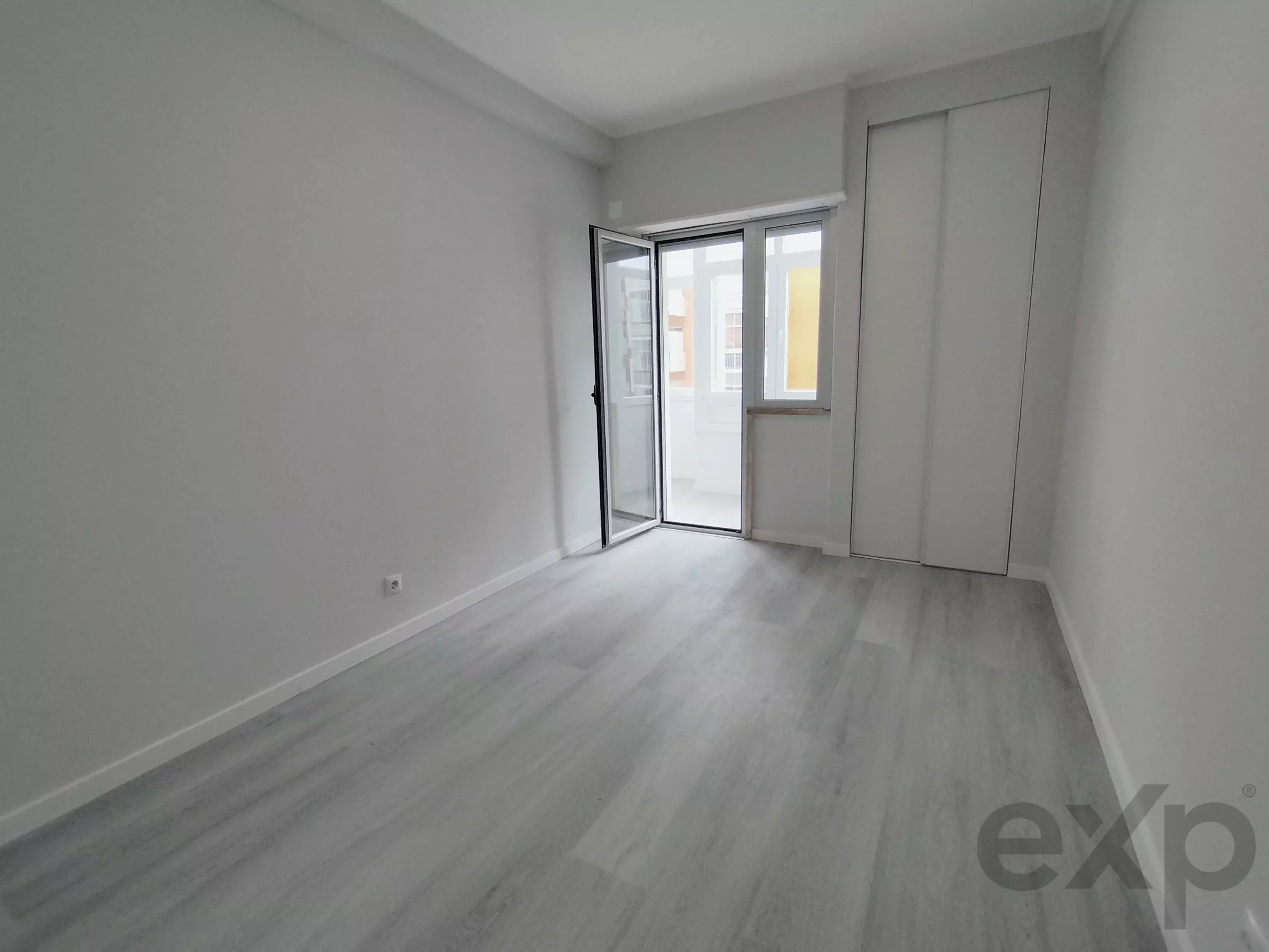 Completely renovated, central two‑bedroom apartment in Oeiras: Comfort, lift and premium location 86191632 image 12