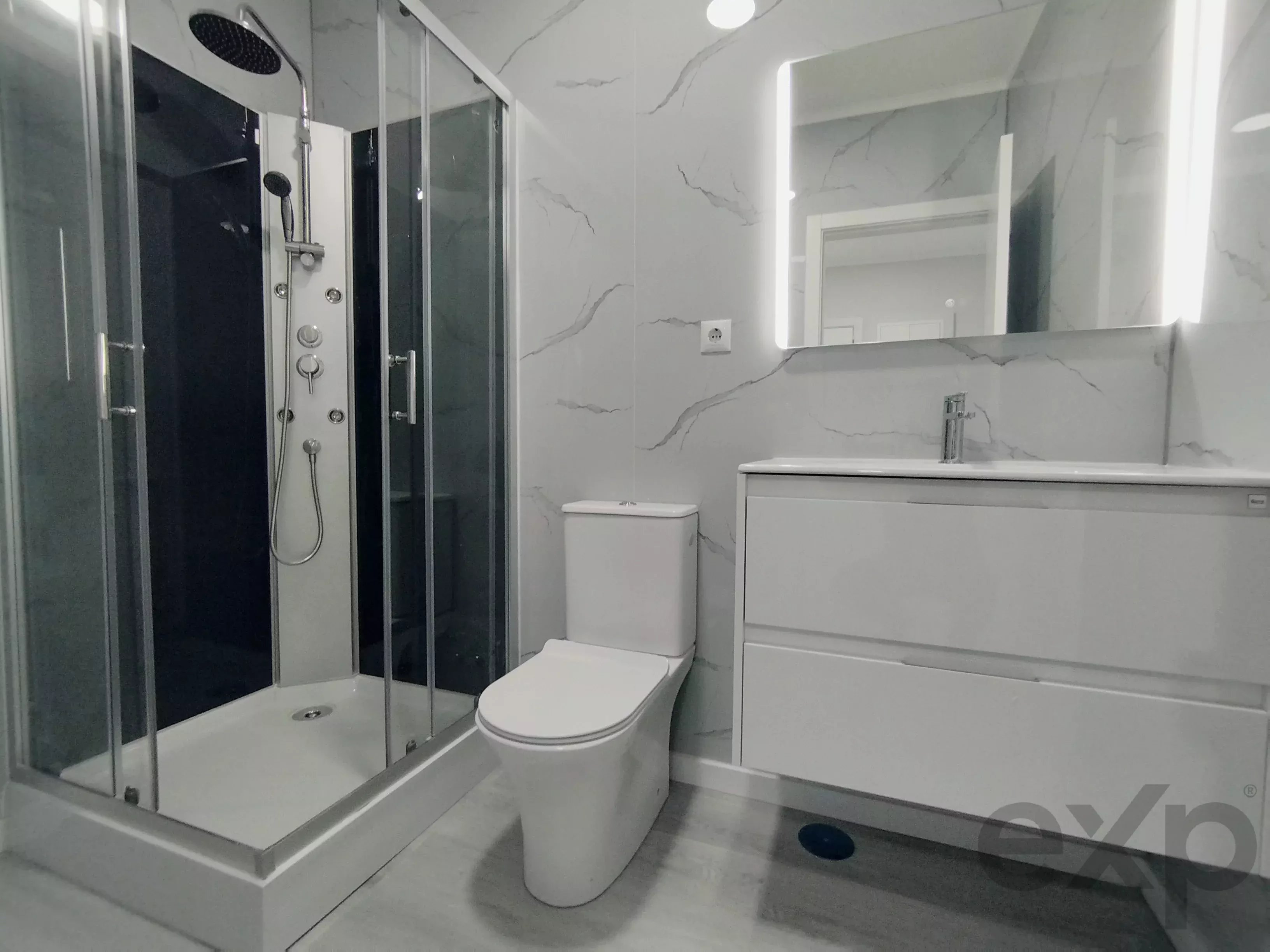 Completely renovated, central two‑bedroom apartment in Oeiras: Comfort, lift and premium location 86191632 image 17