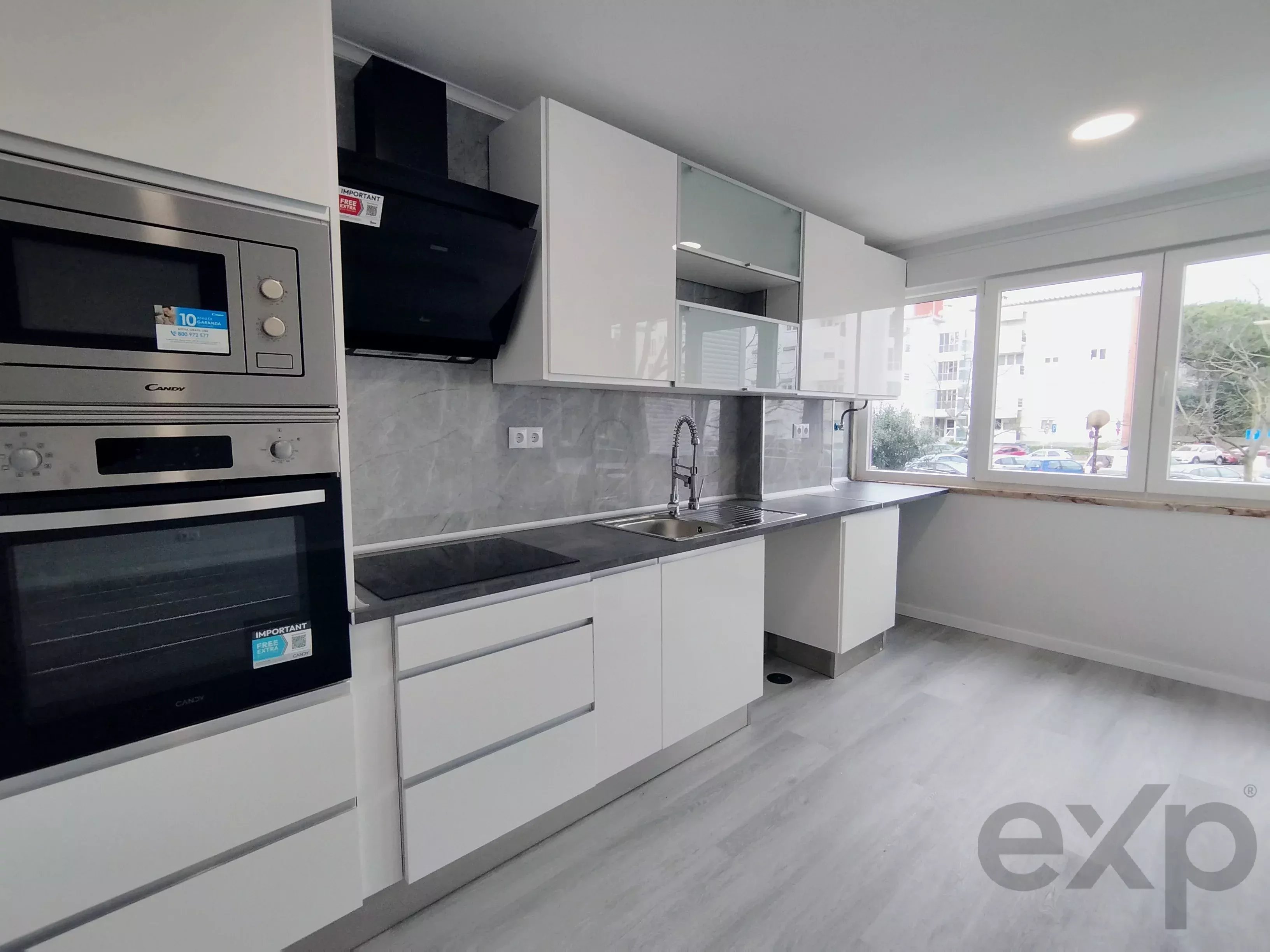 Totalmente remodelado, apartamento T2 Central em Oeiras: Conforto, Elevador e Localização Premium