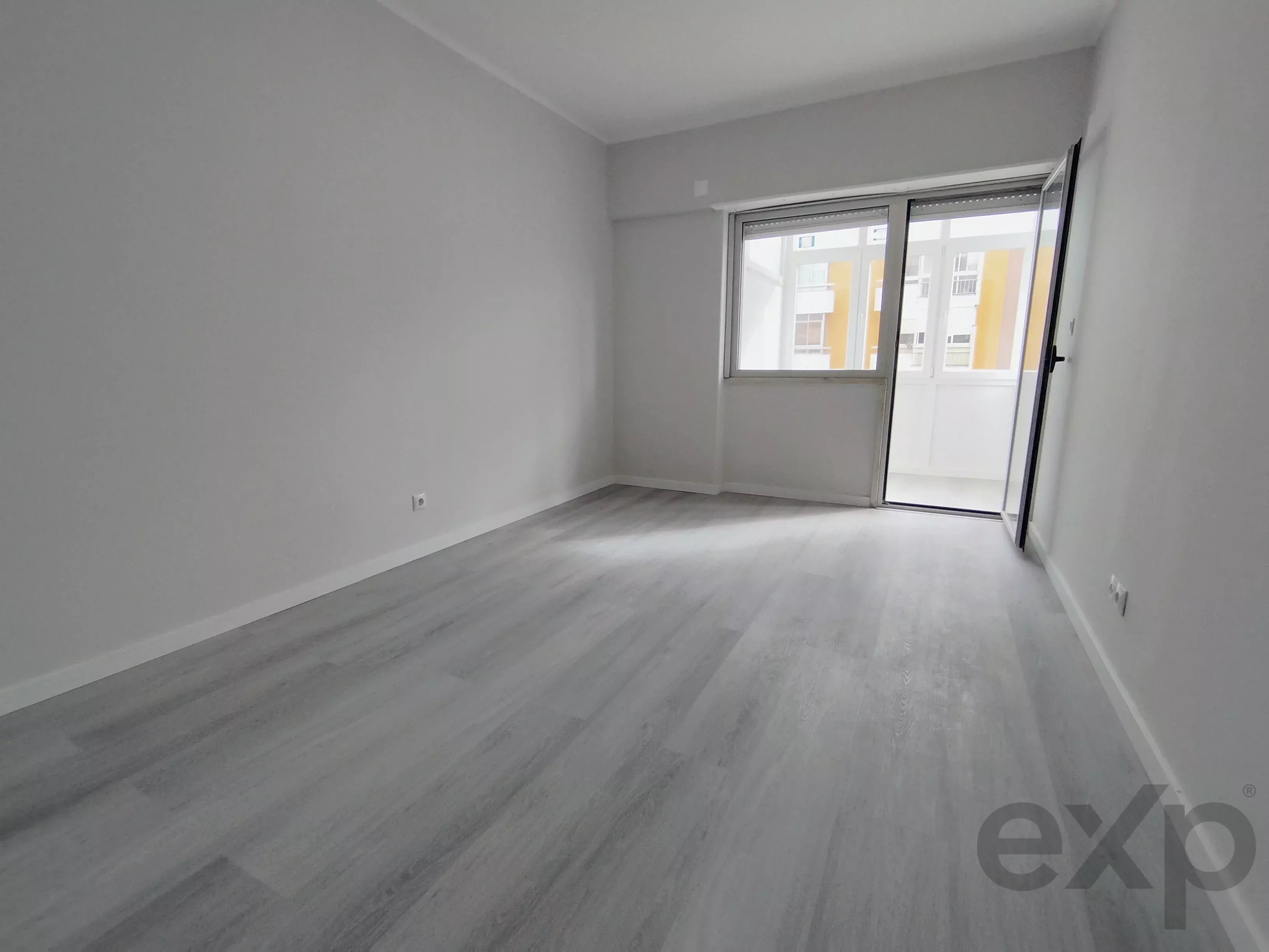 Completely renovated, central two‑bedroom apartment in Oeiras: Comfort, lift and premium location 86191632 image 16