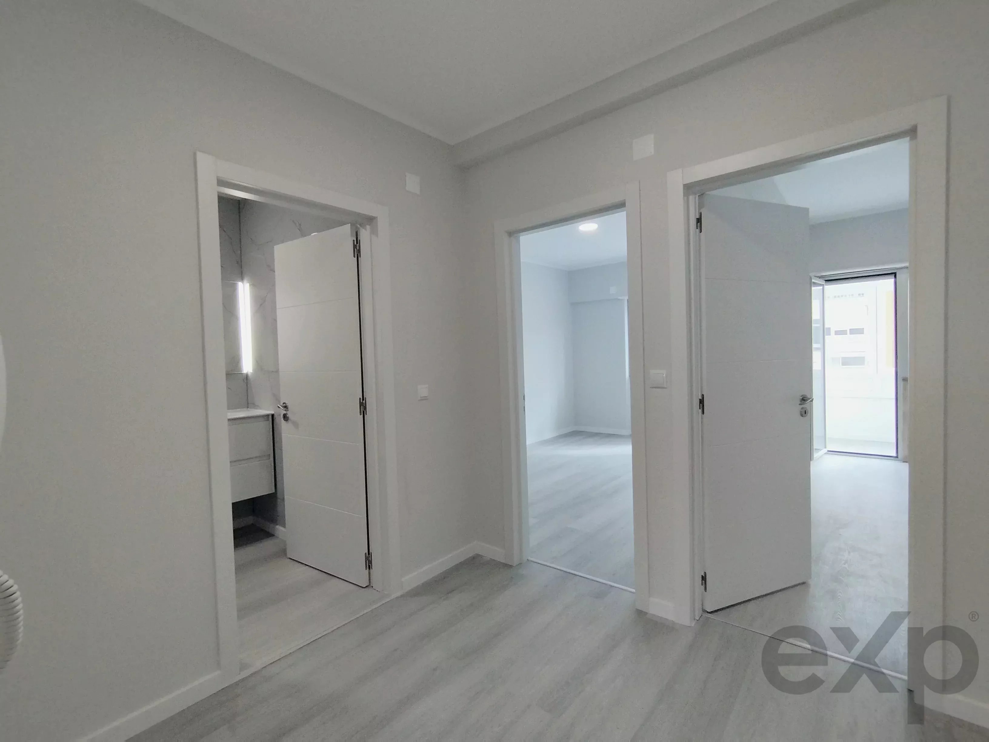 Completely renovated, central two‑bedroom apartment in Oeiras: Comfort, lift and premium location 86191632 image 22