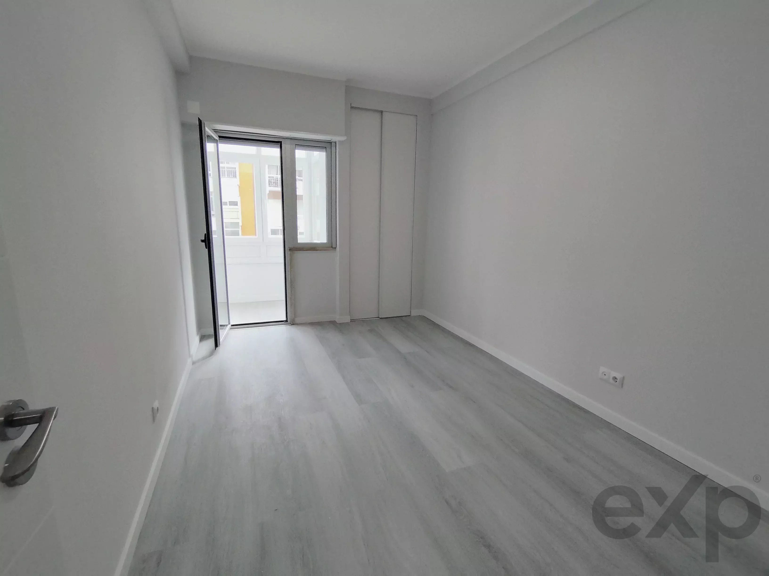 Completely renovated, central two‑bedroom apartment in Oeiras: Comfort, lift and premium location 86191632 image 11