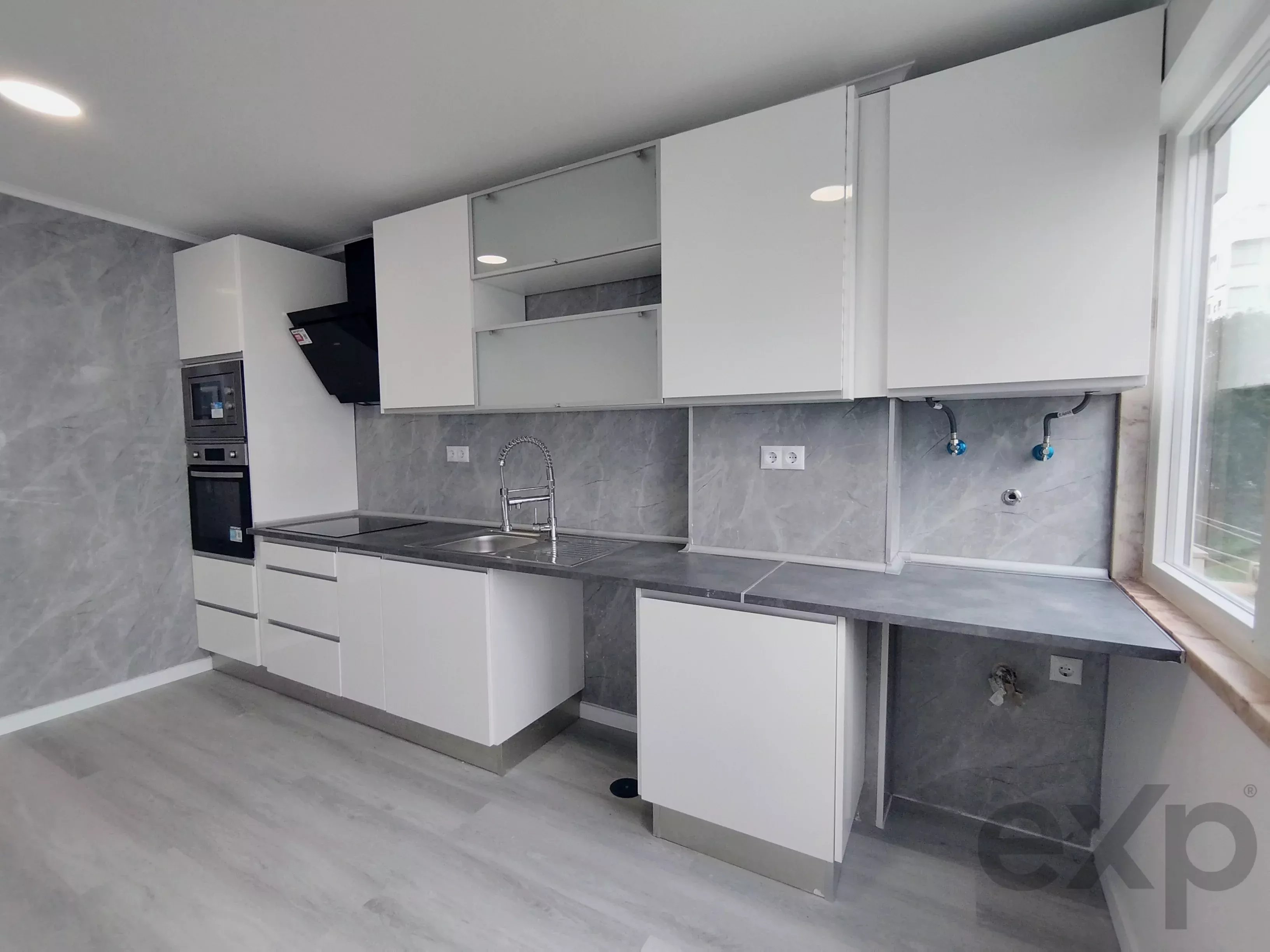 Completely renovated, central two‑bedroom apartment in Oeiras: Comfort, lift and premium location 86191632 image 28