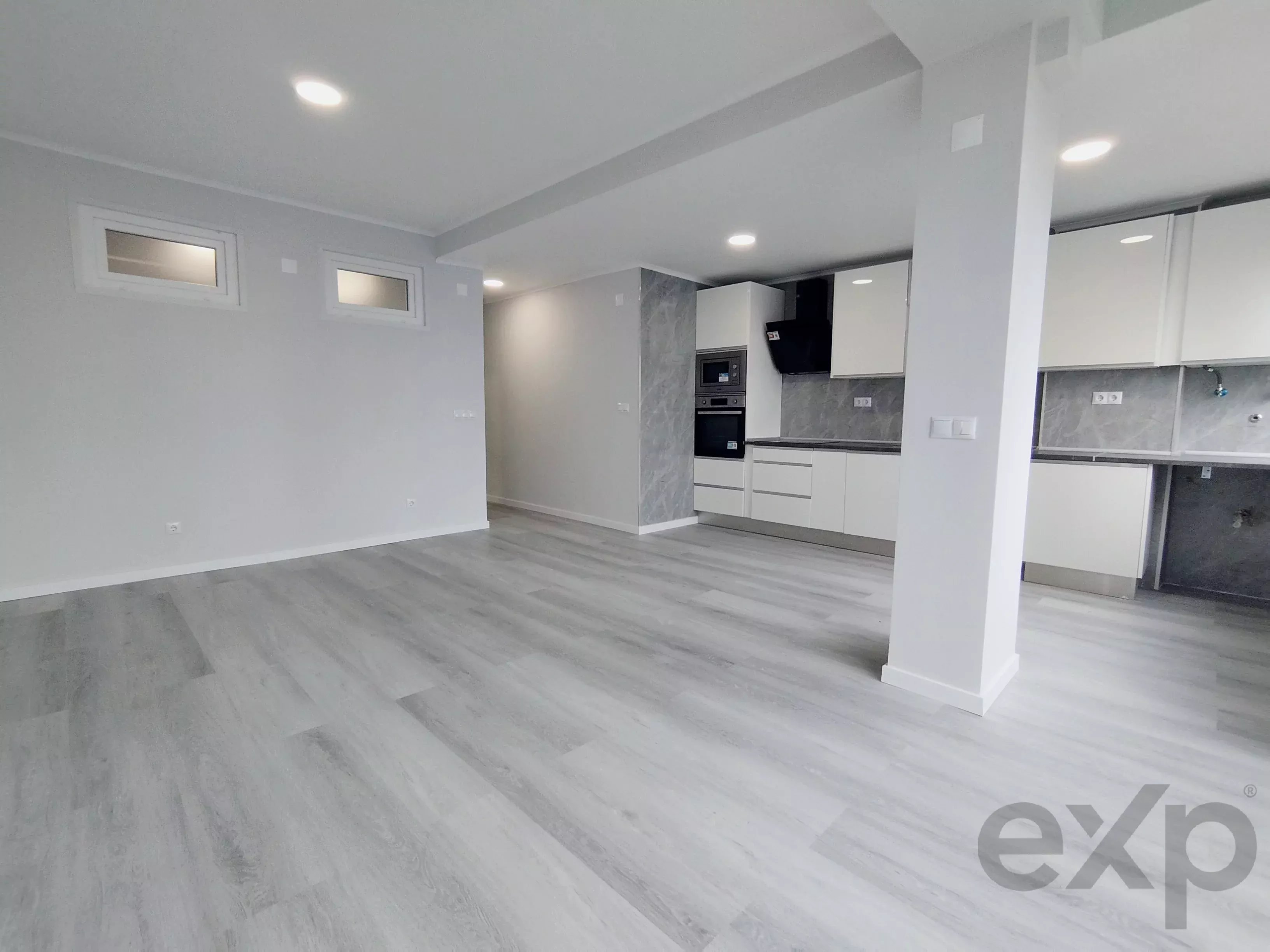 Completely renovated, central two‑bedroom apartment in Oeiras: Comfort, lift and premium location 86191632 image 25