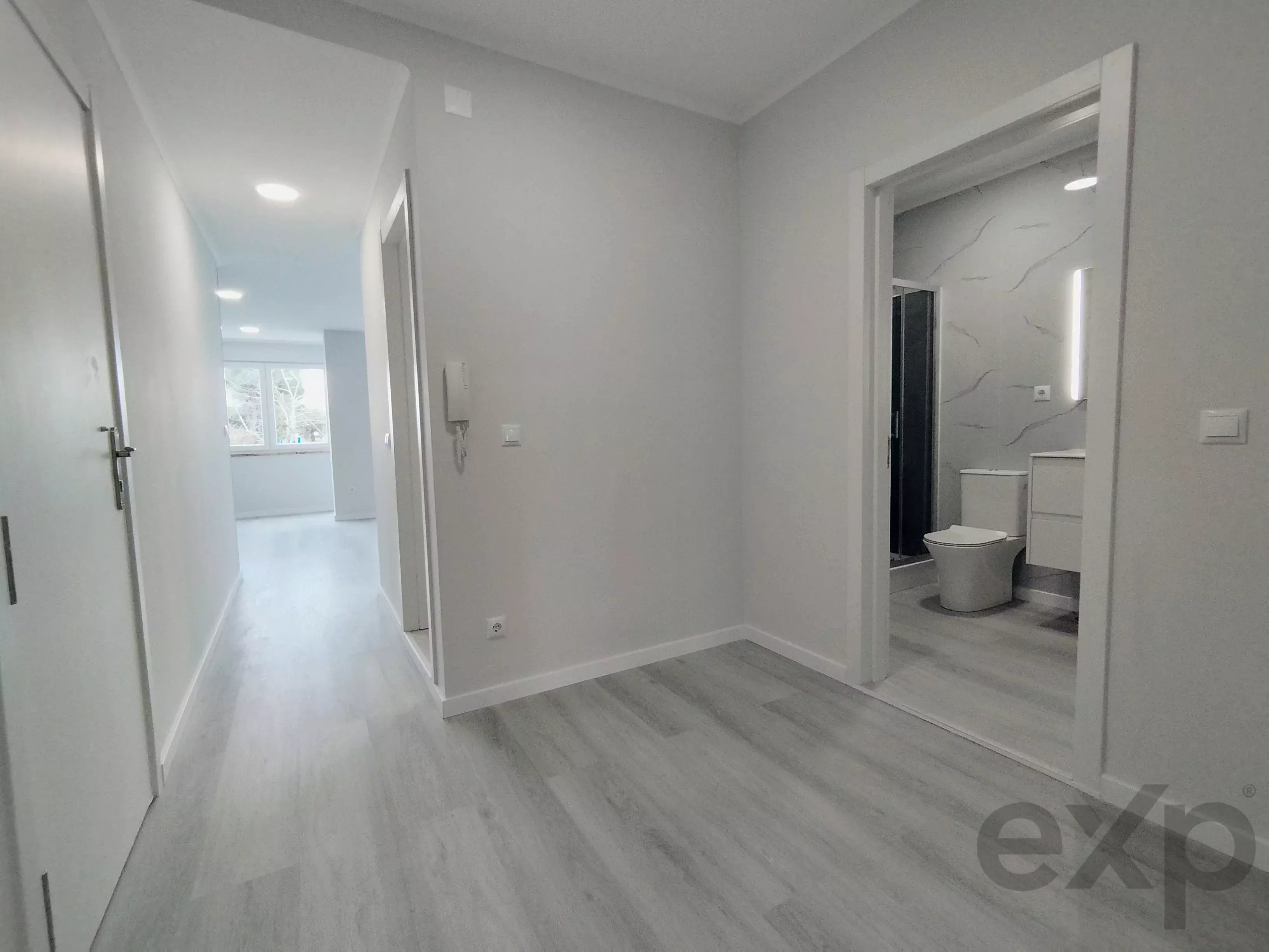 Totalmente remodelado, apartamento T2 Central em Oeiras: Conforto, Elevador e Localização Premium