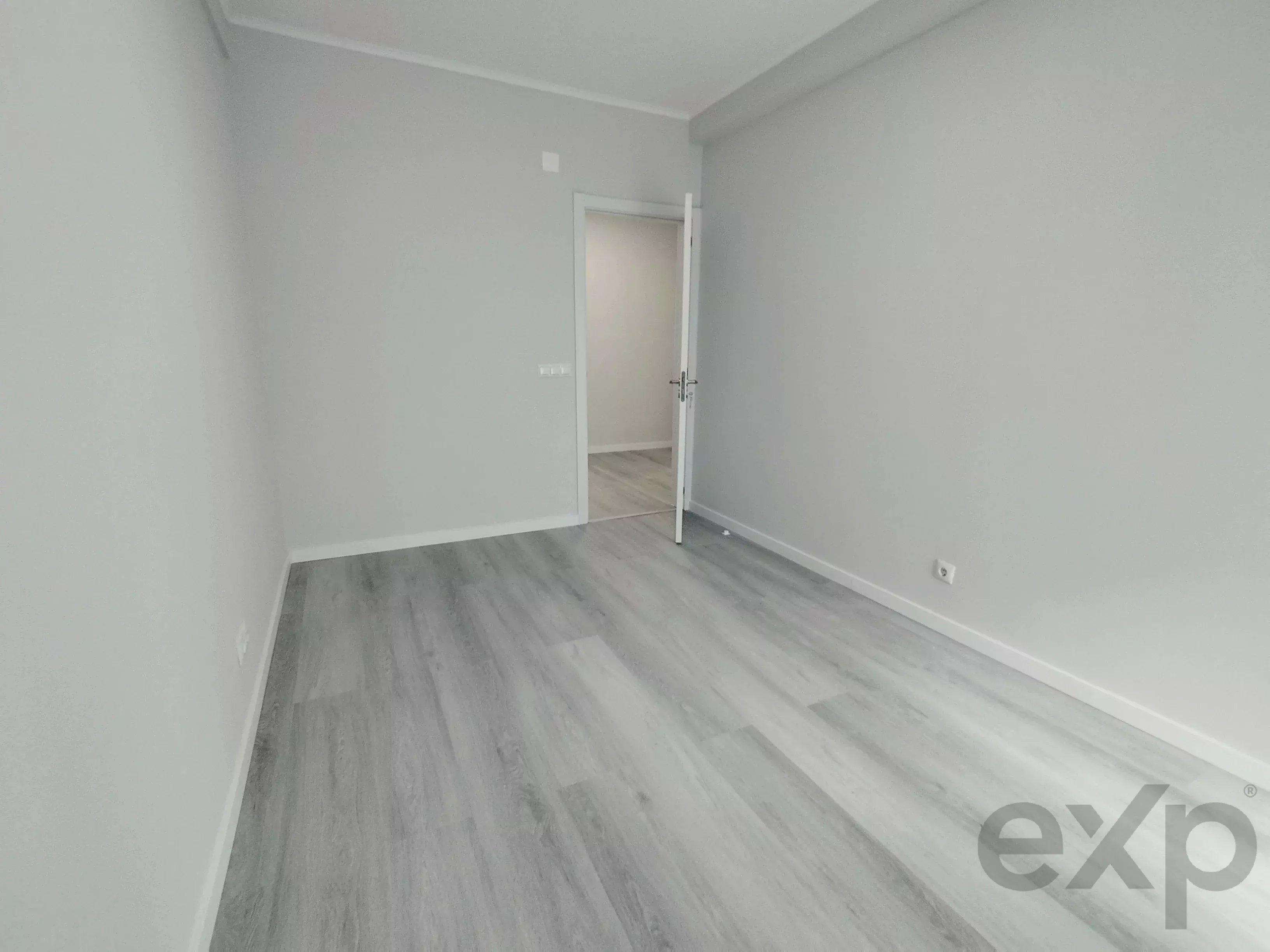 Completely renovated, central two‑bedroom apartment in Oeiras: Comfort, lift and premium location 86191632 image 13