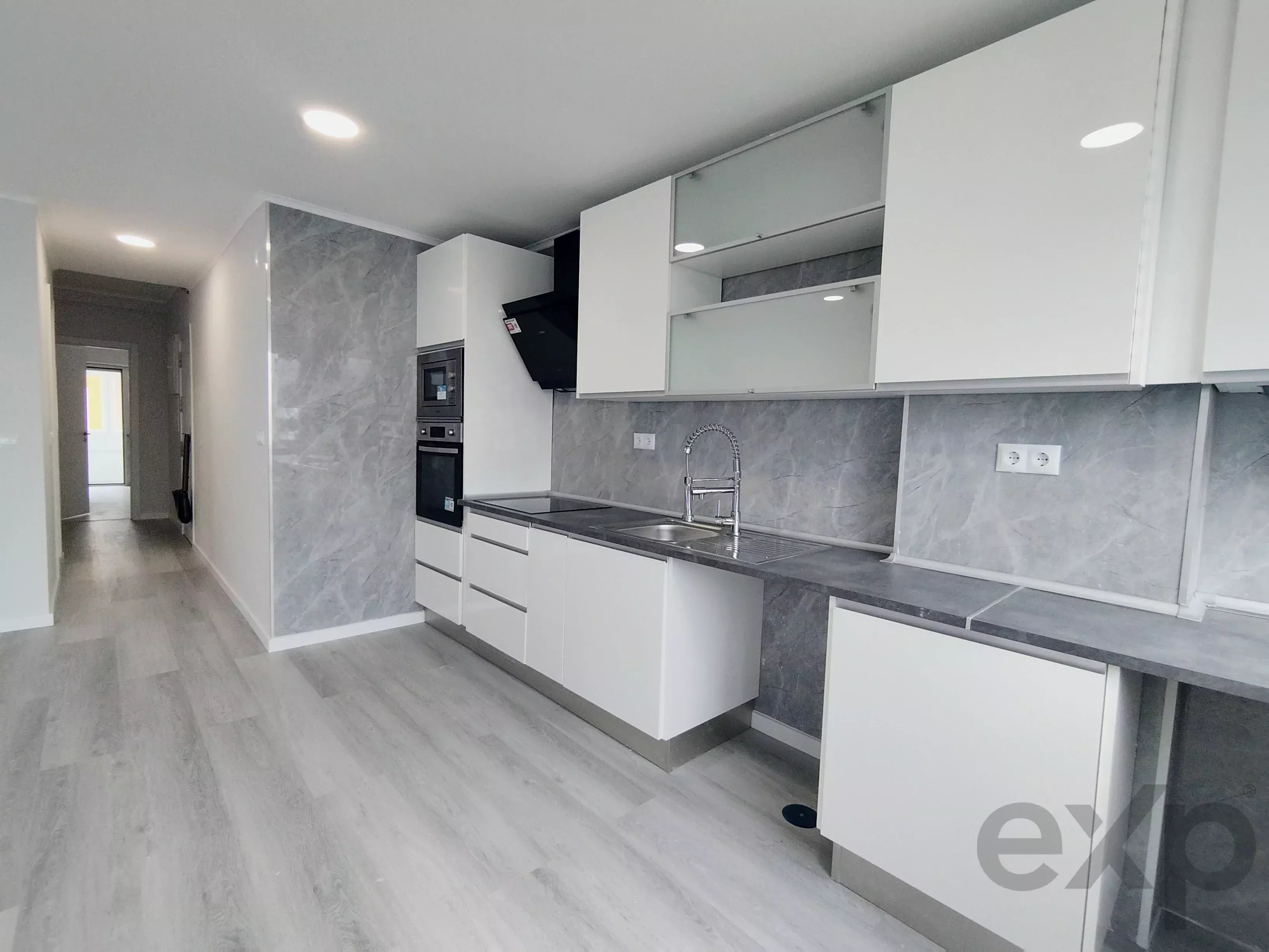 Totalmente remodelado, apartamento T2 Central em Oeiras: Conforto, Elevador e Localização Premium