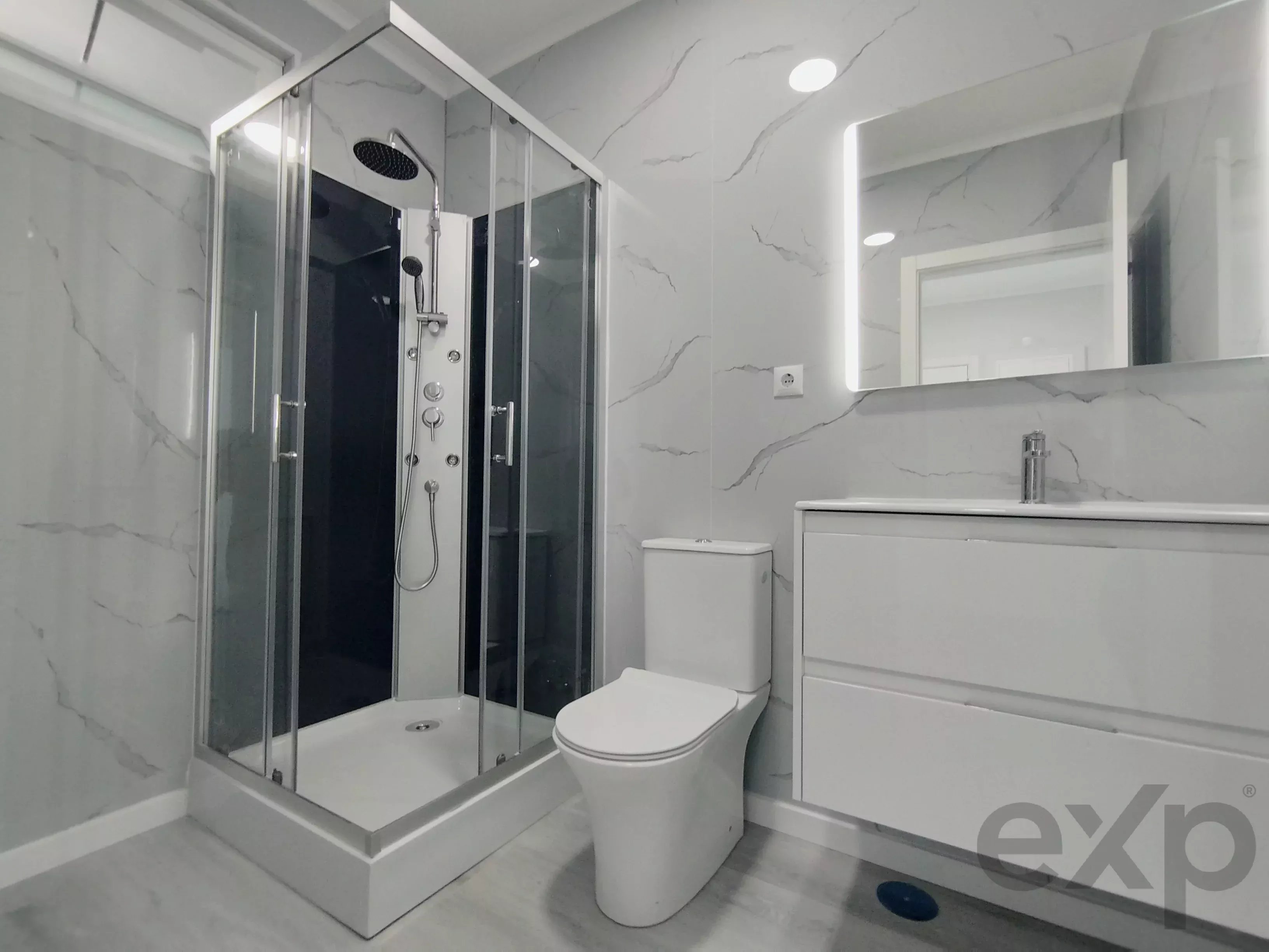Completely renovated, central two‑bedroom apartment in Oeiras: Comfort, lift and premium location 86191632 image 20
