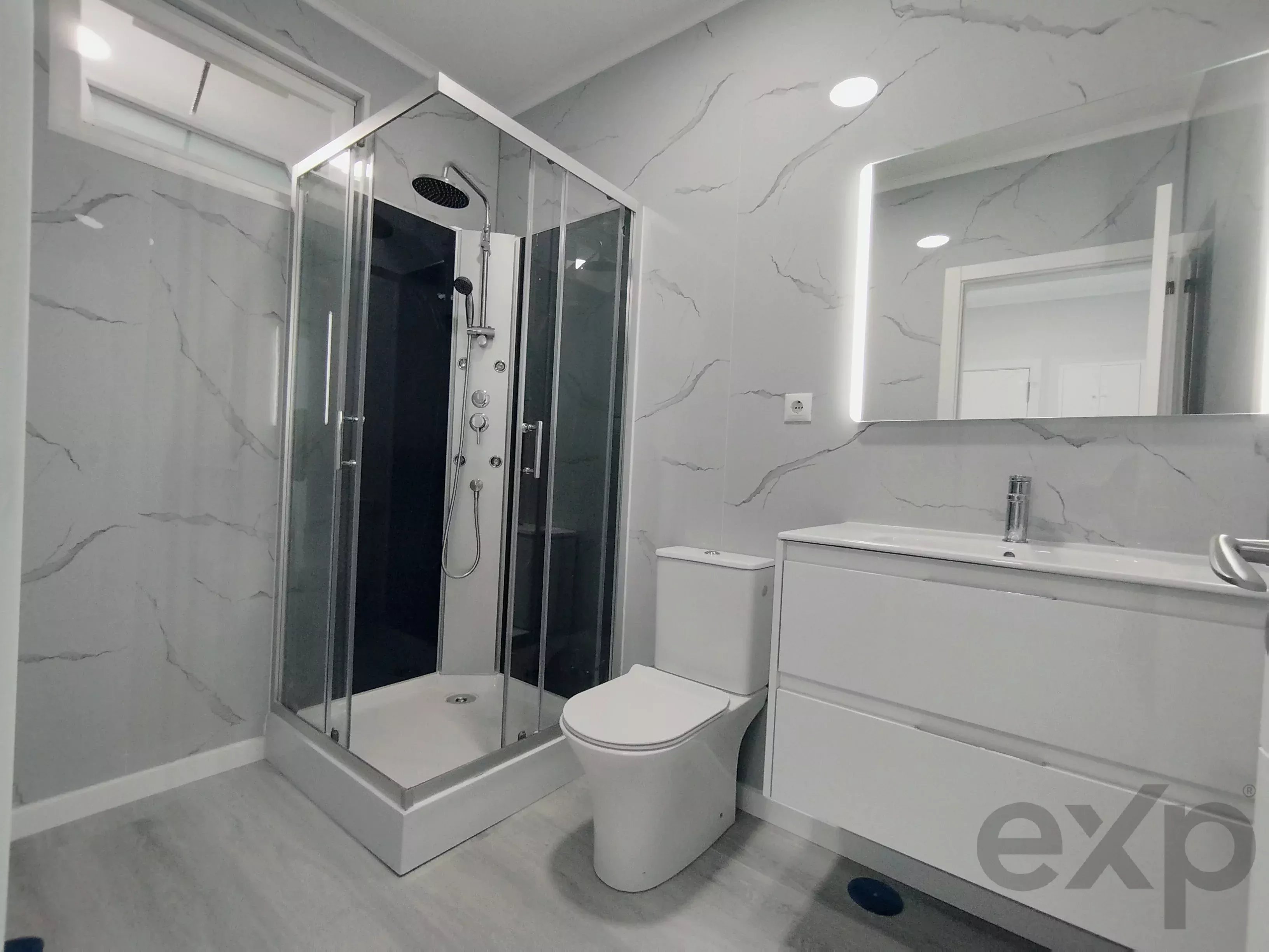 Completely renovated, central two‑bedroom apartment in Oeiras: Comfort, lift and premium location 86191632 image 21