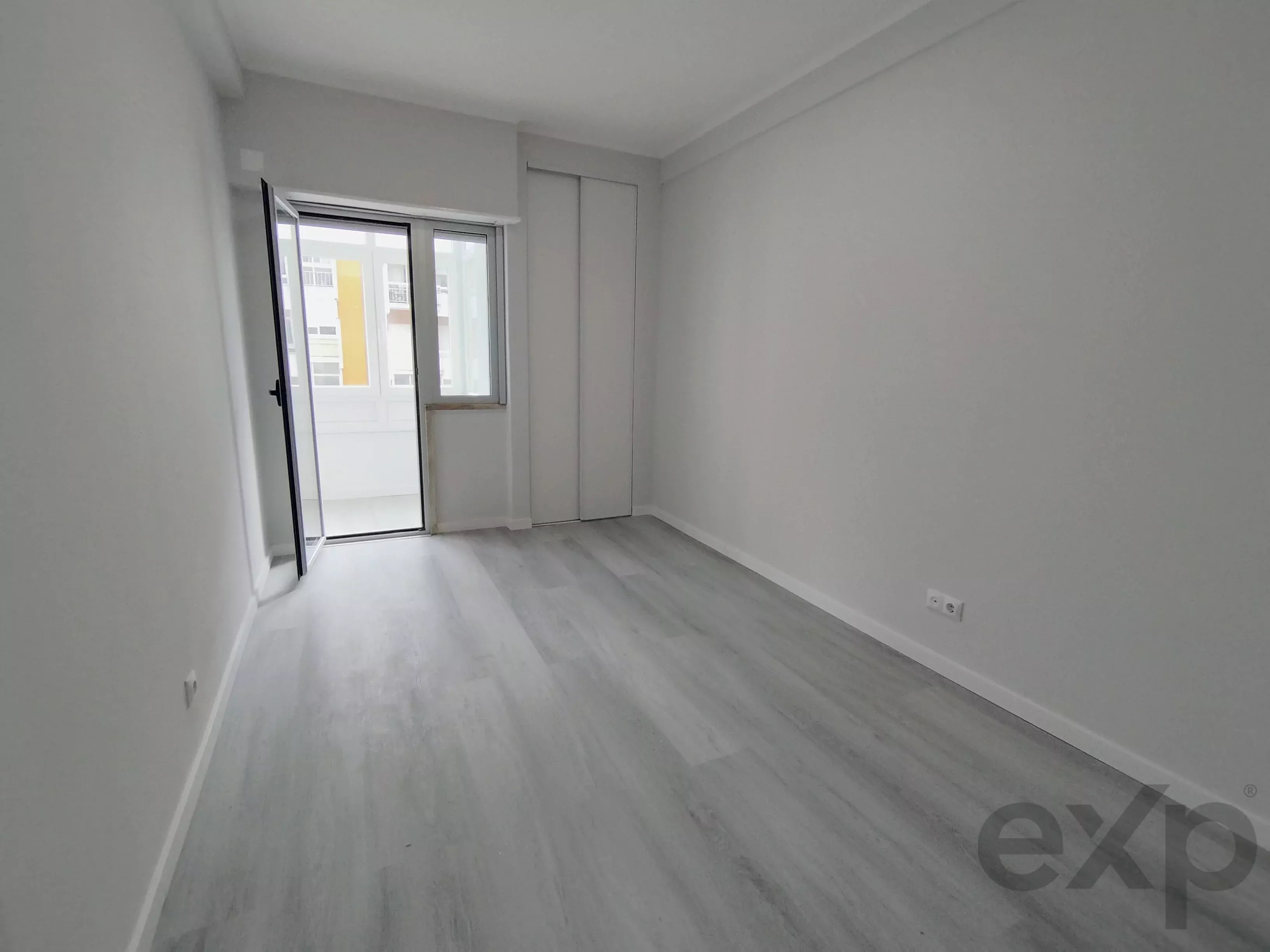Completely renovated, central two‑bedroom apartment in Oeiras: Comfort, lift and premium location 86191632 image 10