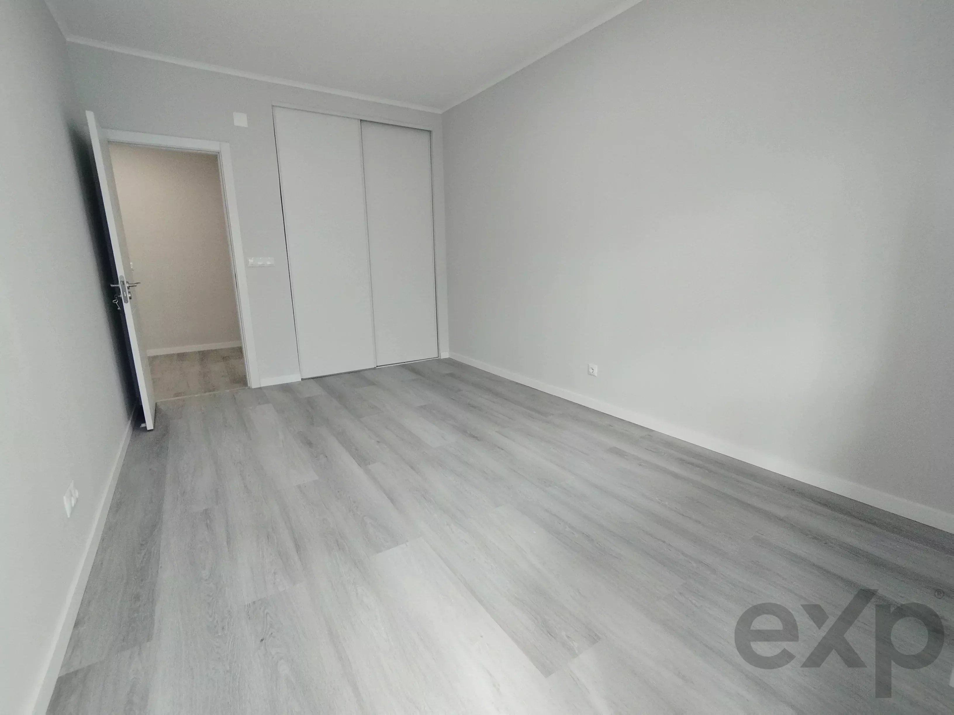 Completely renovated, central two‑bedroom apartment in Oeiras: Comfort, lift and premium location 86191632 image 15
