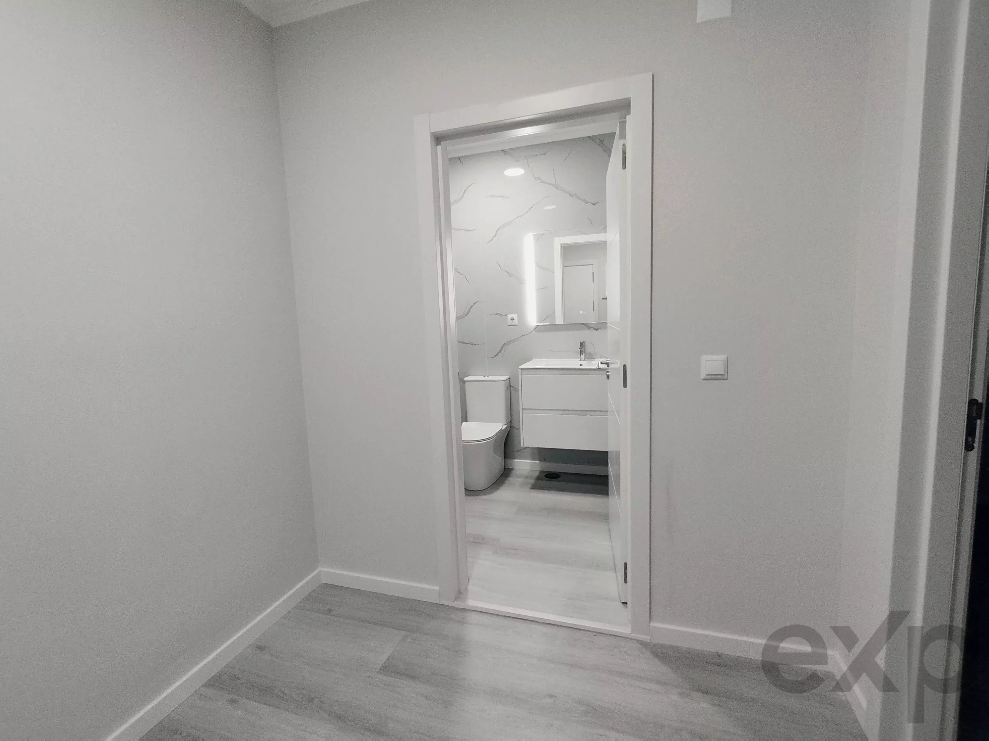 Completely renovated, central two‑bedroom apartment in Oeiras: Comfort, lift and premium location 86191632 image 9