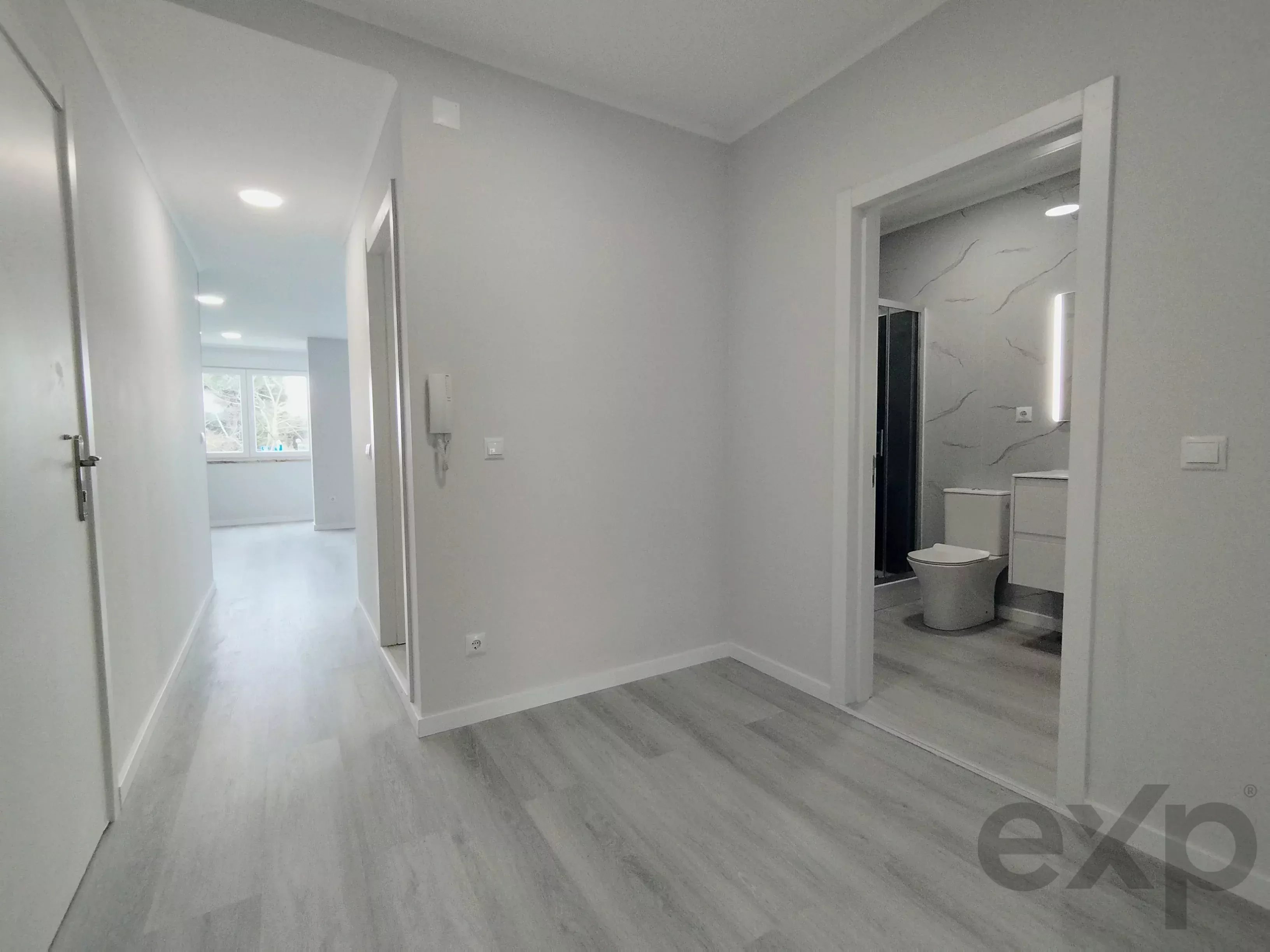 Totalmente remodelado, apartamento T2 Central em Oeiras: Conforto, Elevador e Localização Premium