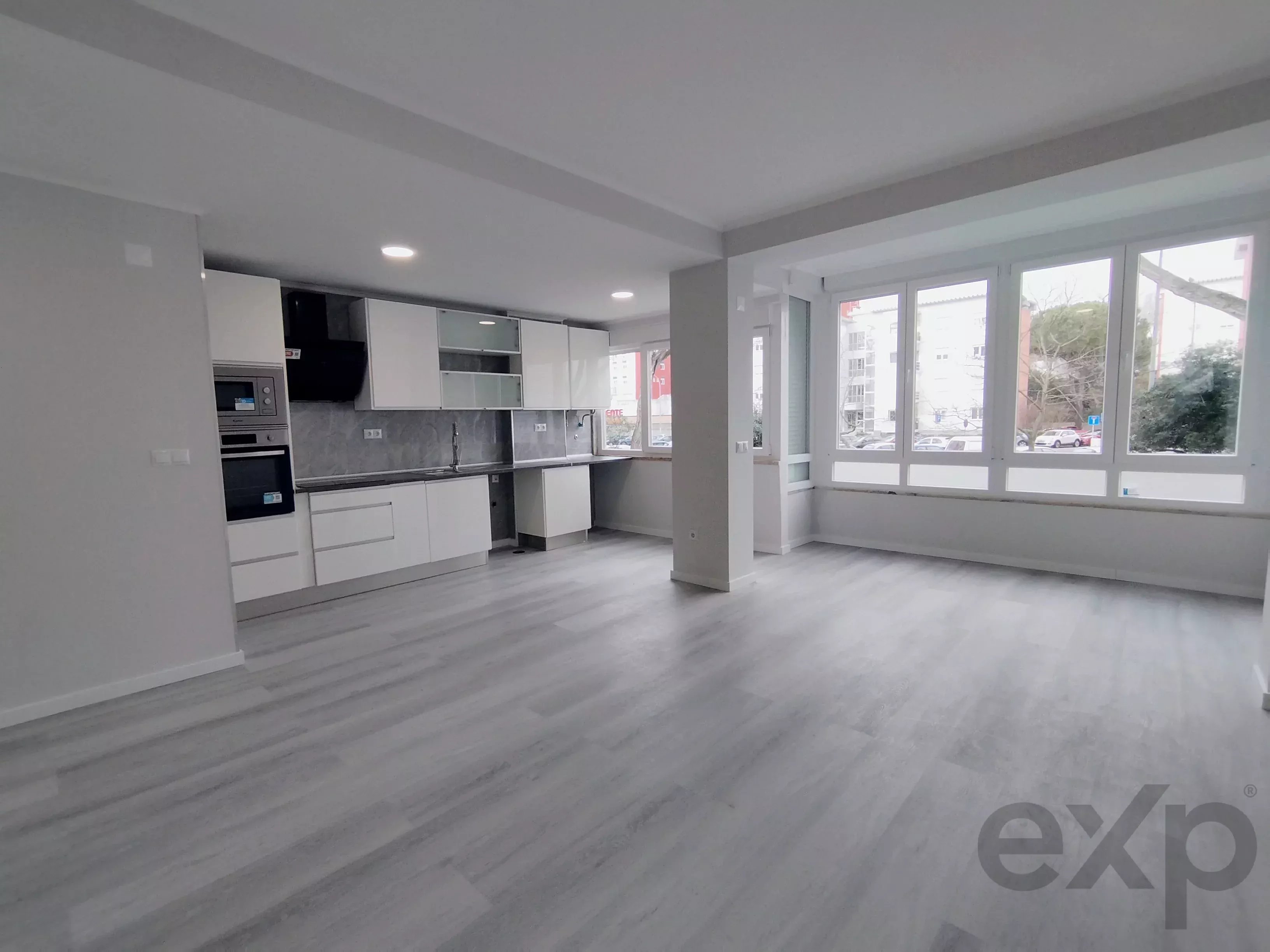 Totalmente remodelado, apartamento T2 Central em Oeiras: Conforto, Elevador e Localização Premium