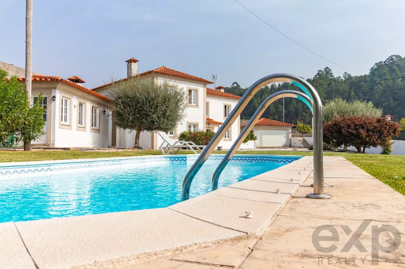 Moradia T3 Centenária Reabilitada, com Piscina, em Macieira de Cambra