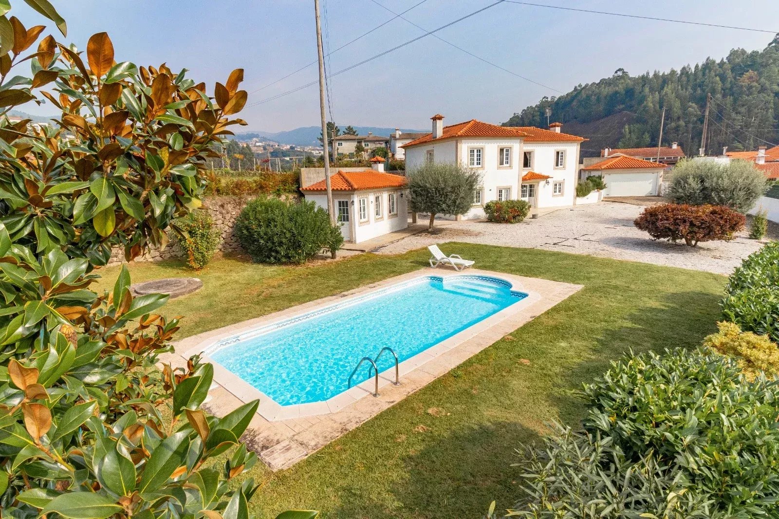 Moradia T3 Centenária Reabilitada, com Piscina, em Macieira de Cambra