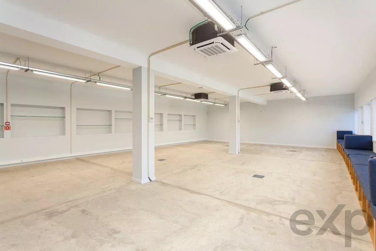 Escritório Amplo na Rua Ferreira Dias, junto ao Metro e VCI
