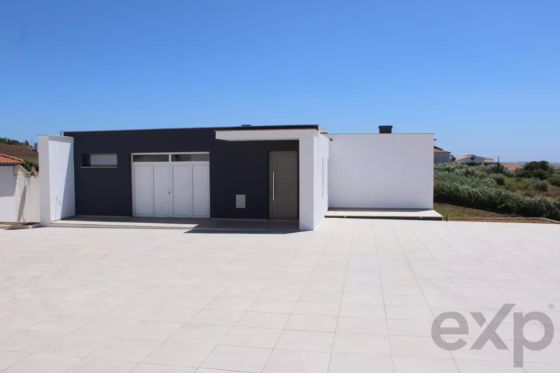 Casa Moderna com Piscina e Acessibilidade na Abelheira