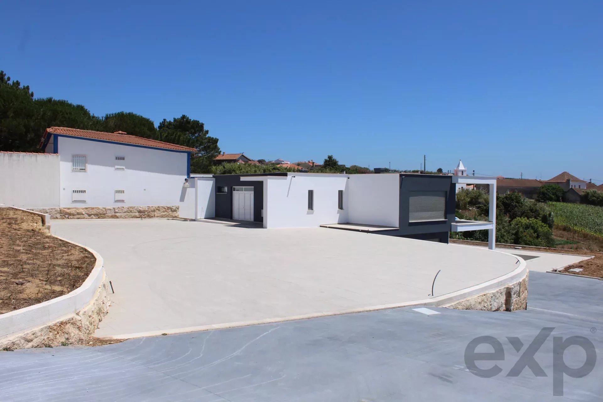 Casa Moderna com Piscina e Acessibilidade na Abelheira