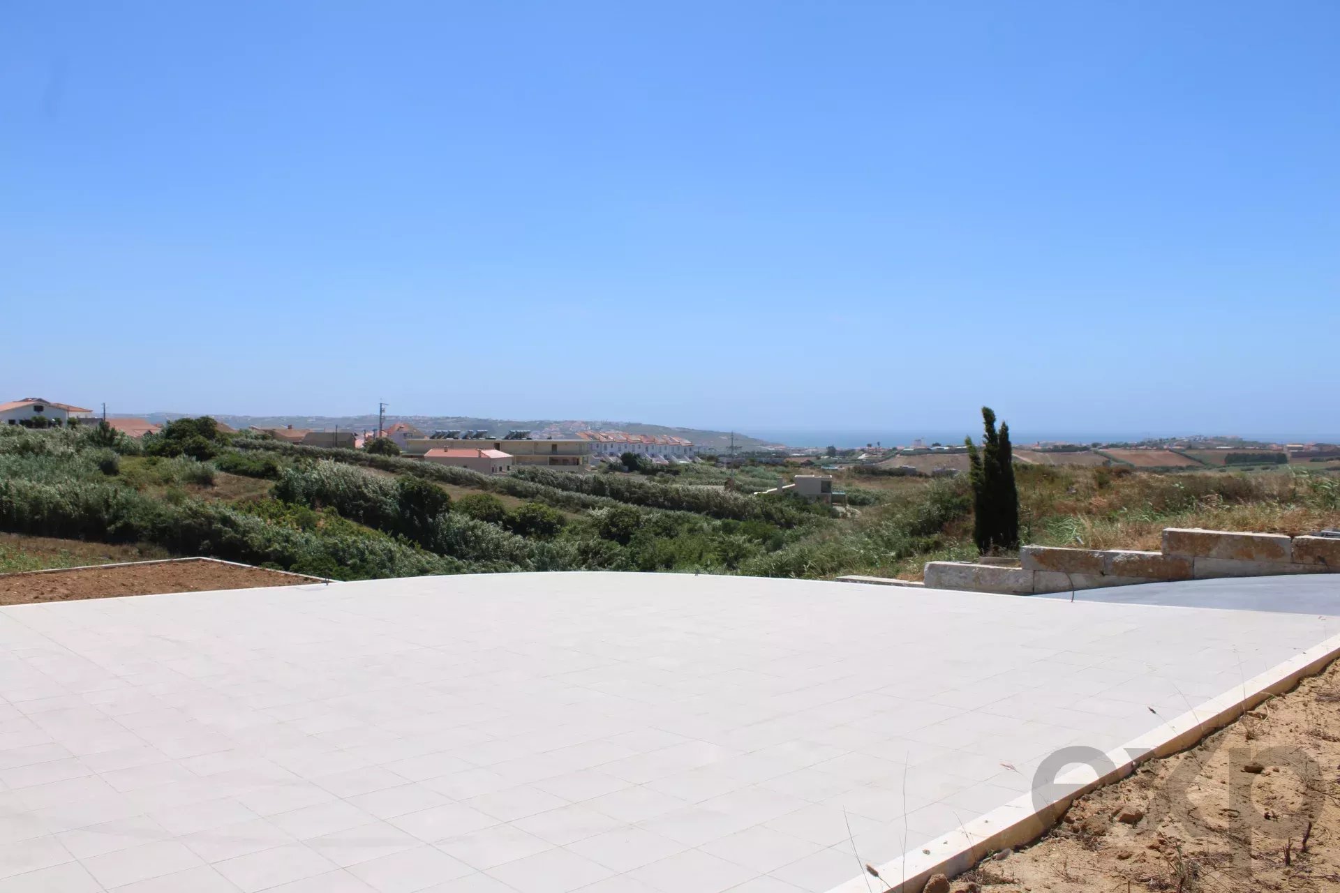 Casa Moderna com Piscina e Acessibilidade na Abelheira