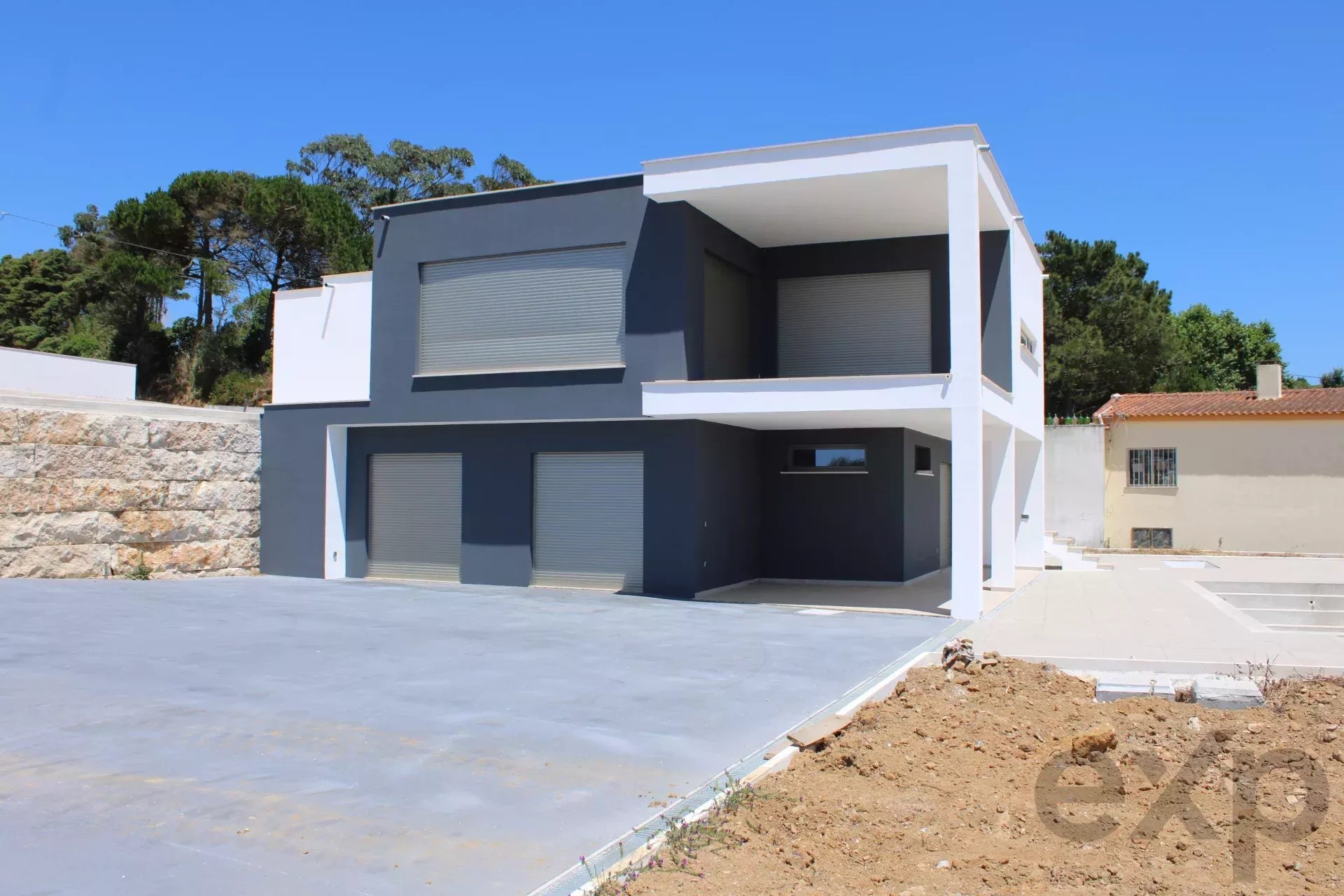 Casa Moderna com Piscina e Acessibilidade na Abelheira