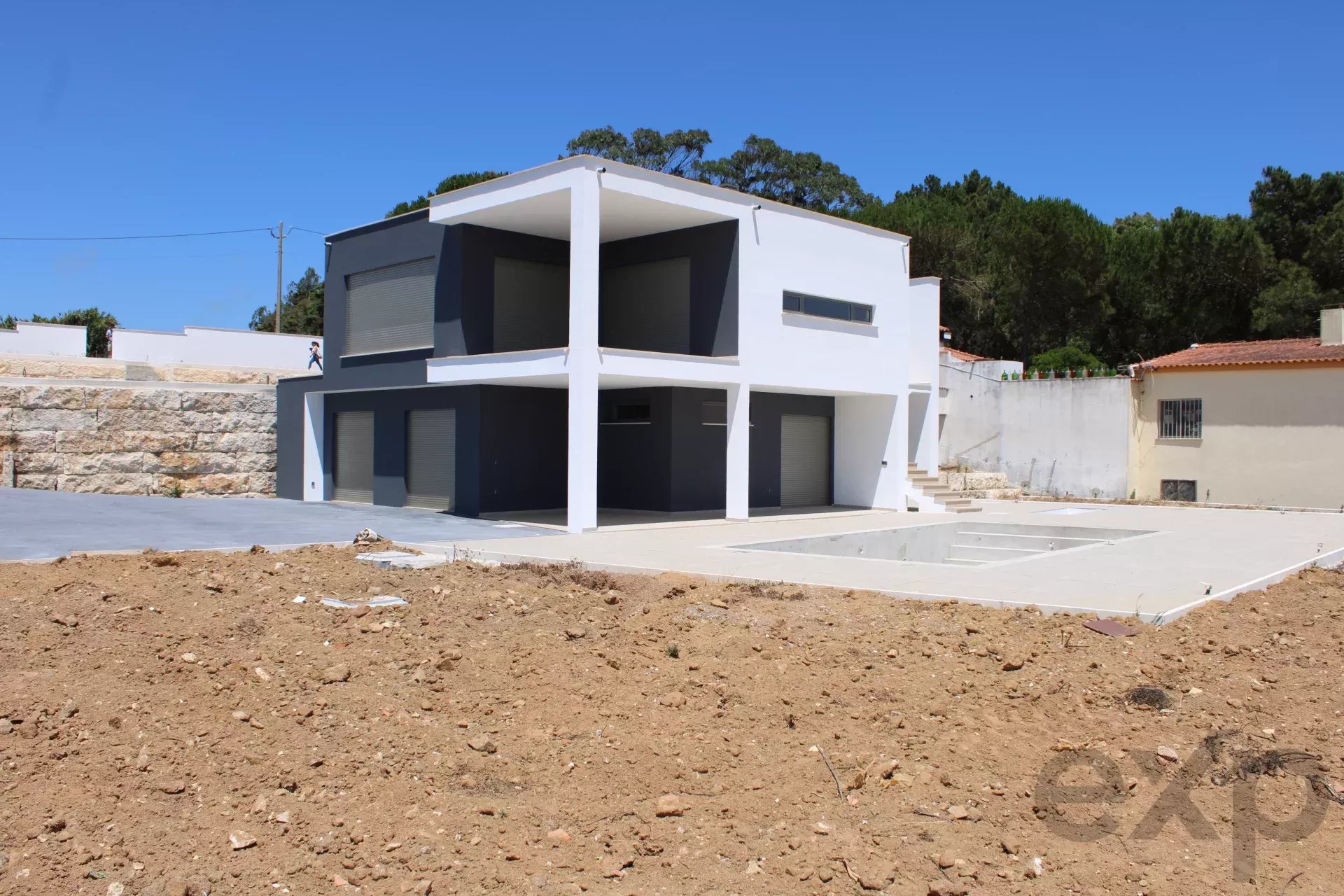 Casa Moderna com Piscina e Acessibilidade na Abelheira