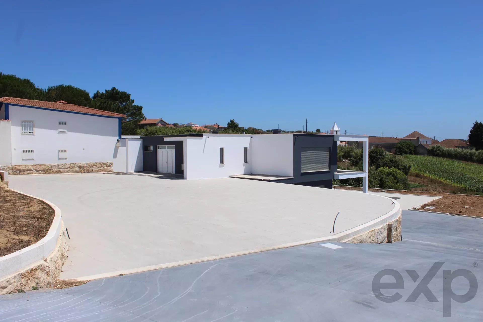 Casa Moderna com Piscina e Acessibilidade na Abelheira