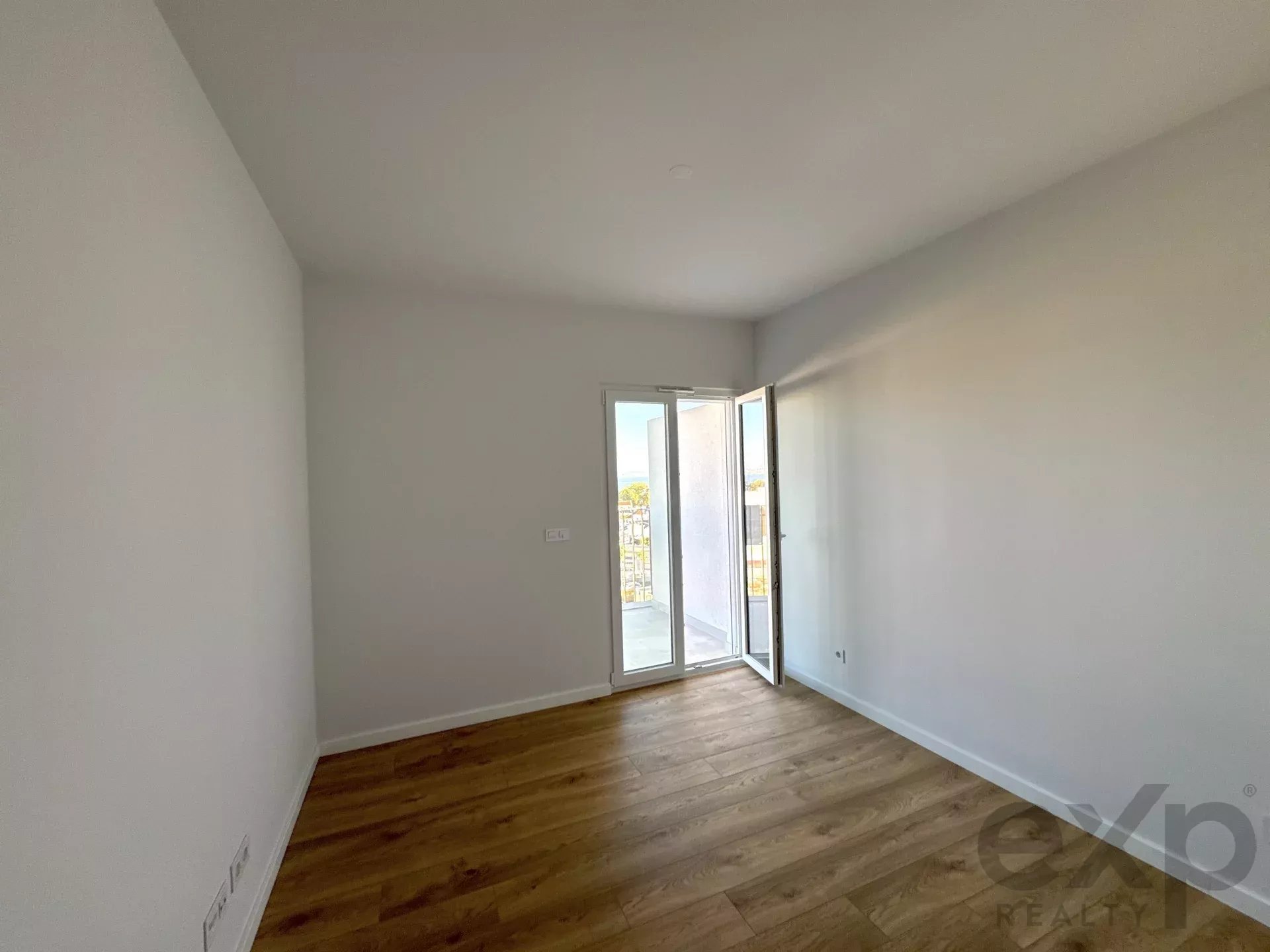 It is more than a simple T2 – it is a two‑bedroom flat featuring a balcony with scenic views, leisure amenities and an enhanced quality of life. 86351022 image 29
