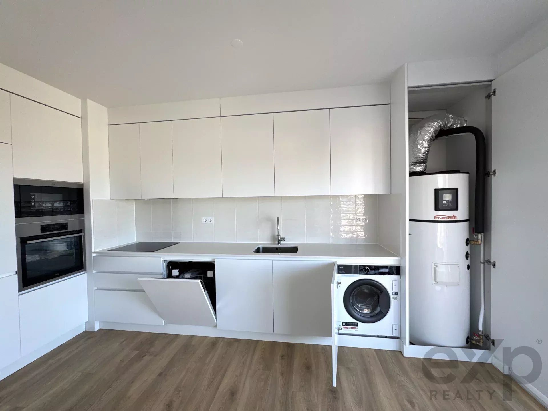 It is more than a simple T2 – it is a two‑bedroom flat featuring a balcony with scenic views, leisure amenities and an enhanced quality of life. 86351022 image 38