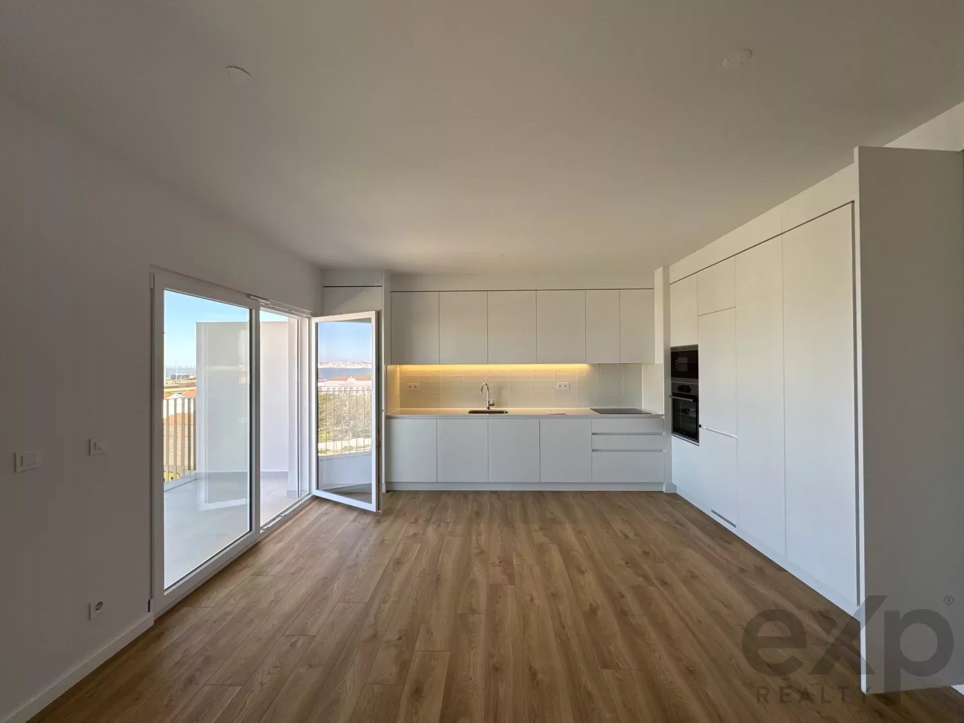 It is more than a simple T2 – it is a two‑bedroom flat featuring a balcony with scenic views, leisure amenities and an enhanced quality of life. 86351022 image 28