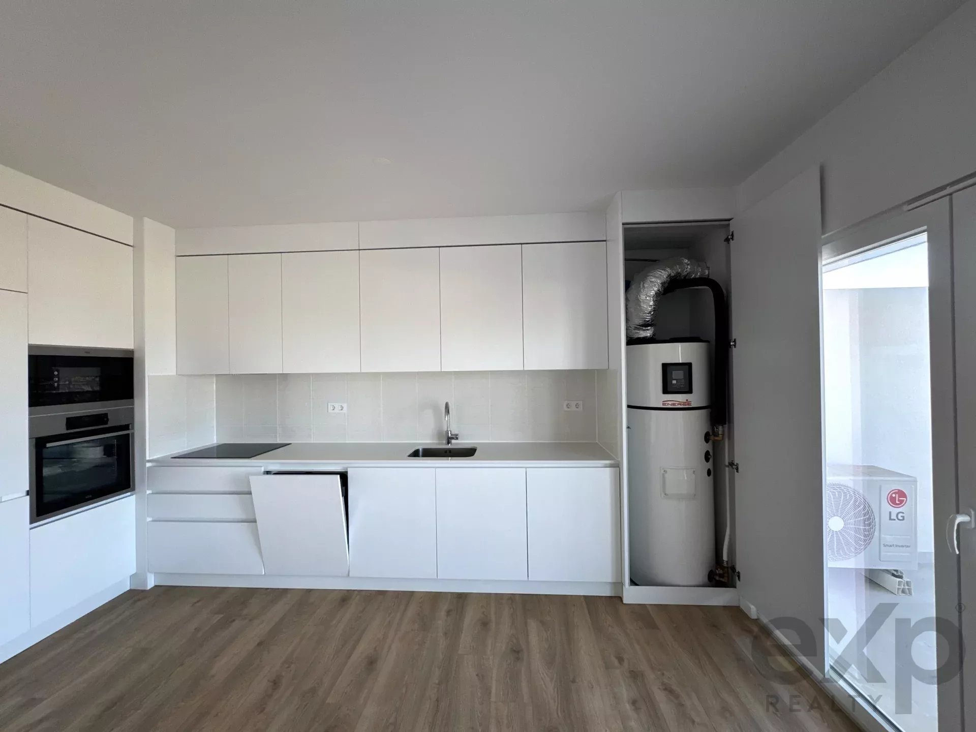 It is more than a simple T2 – it is a two‑bedroom flat featuring a balcony with scenic views, leisure amenities and an enhanced quality of life. 86351022 image 25