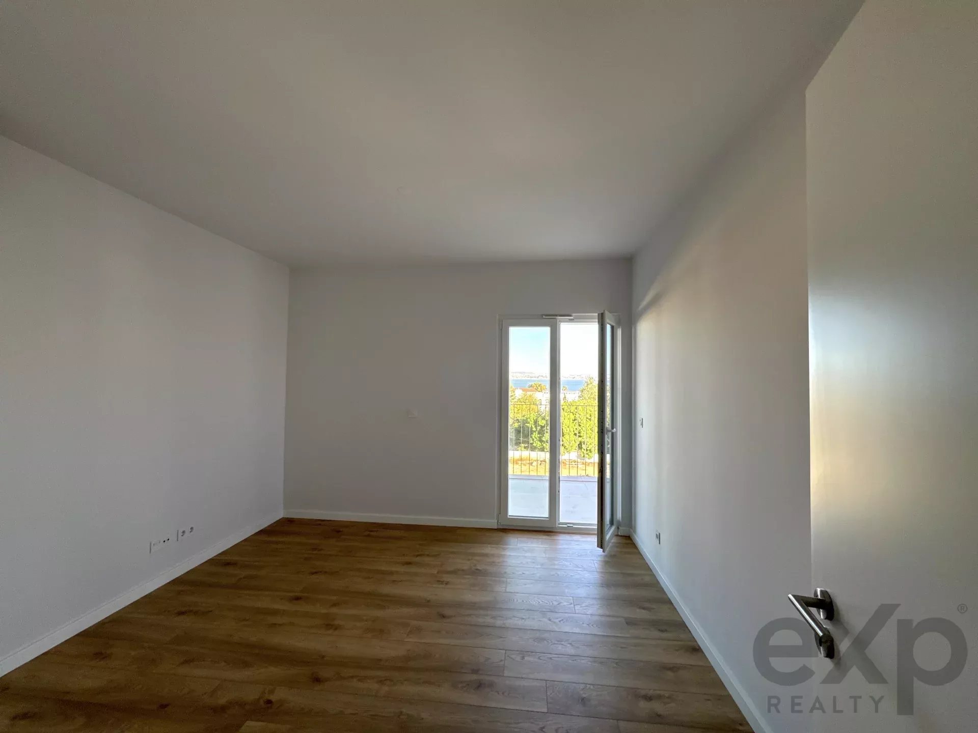 It is more than a simple T2 – it is a two‑bedroom flat featuring a balcony with scenic views, leisure amenities and an enhanced quality of life. 86351022 image 40