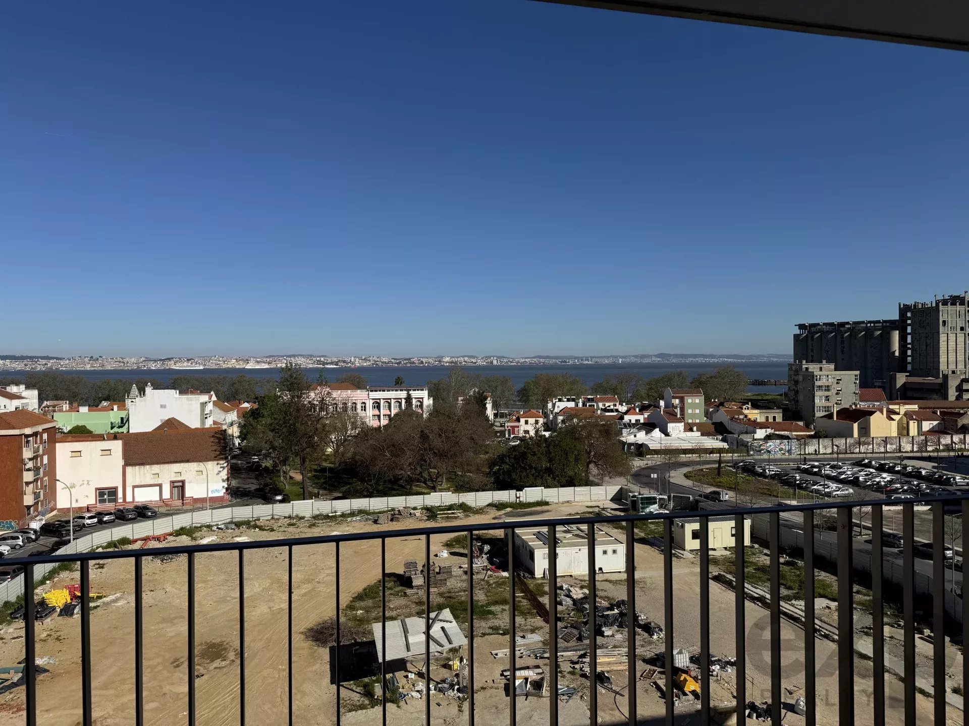 Não é apenas um T2, é um t2 com varanda com vista, lazer e qualidade de vida.
