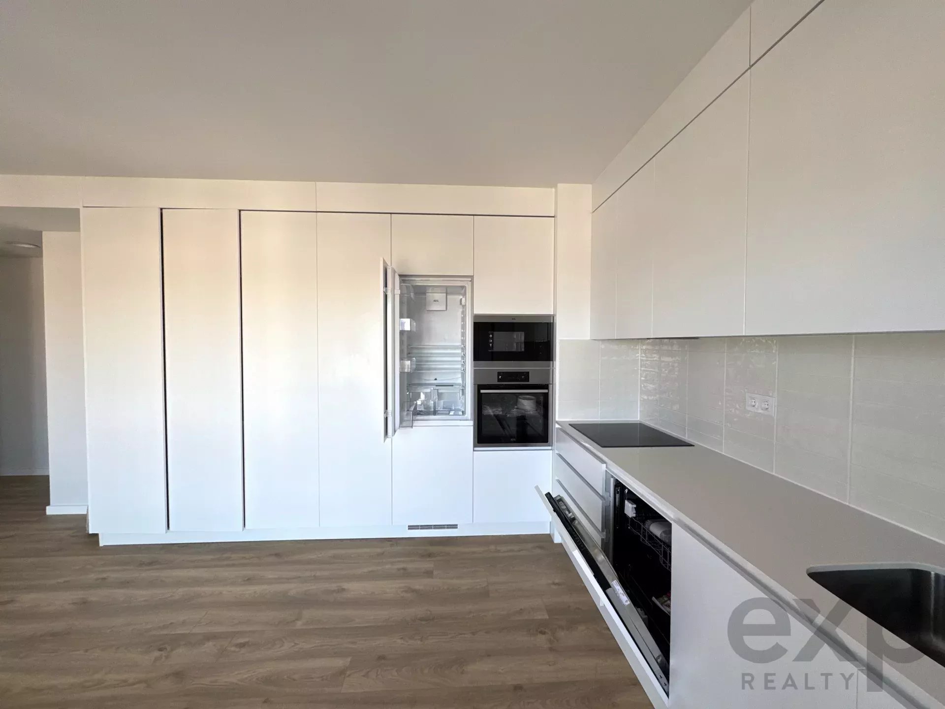 It is more than a simple T2 – it is a two‑bedroom flat featuring a balcony with scenic views, leisure amenities and an enhanced quality of life. 86351022 image 33