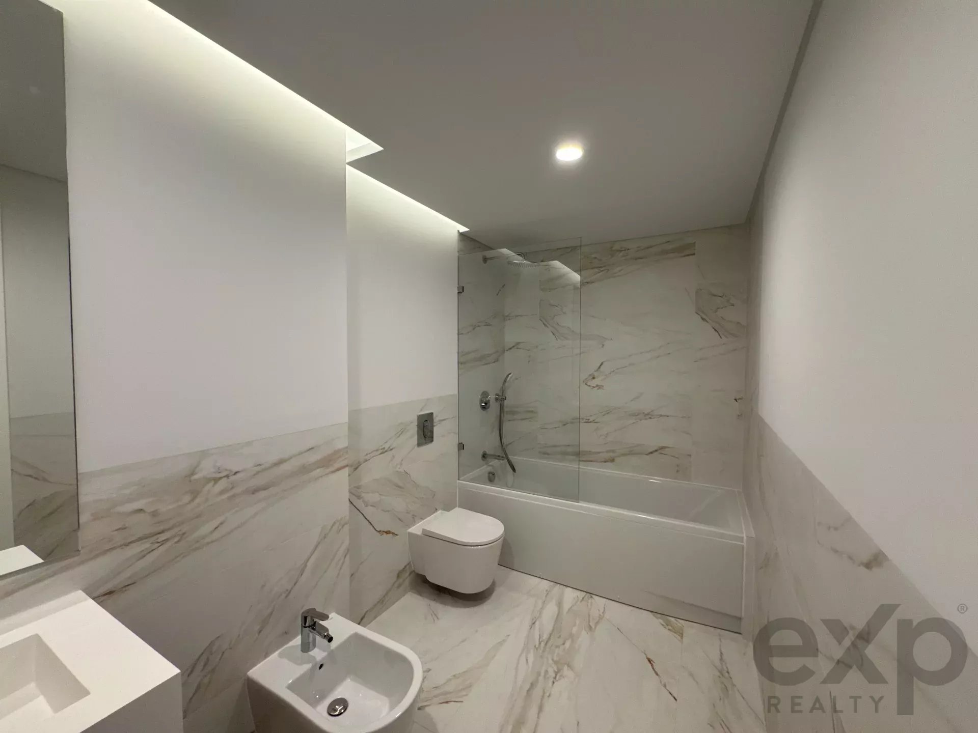 It is more than a simple T2 – it is a two‑bedroom flat featuring a balcony with scenic views, leisure amenities and an enhanced quality of life. 86351022 image 23