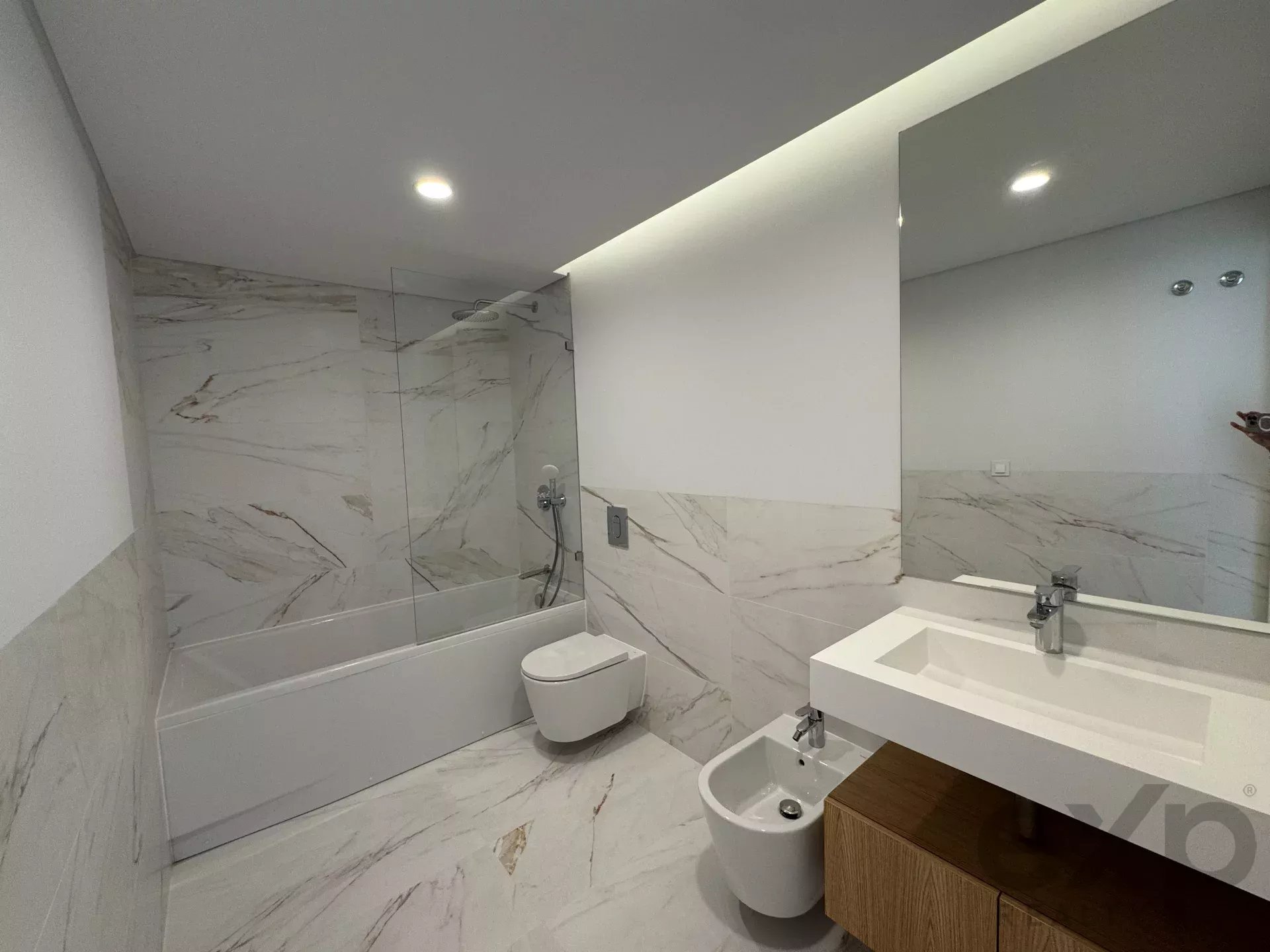 It is more than a simple T2 – it is a two‑bedroom flat featuring a balcony with scenic views, leisure amenities and an enhanced quality of life. 86351022 image 16