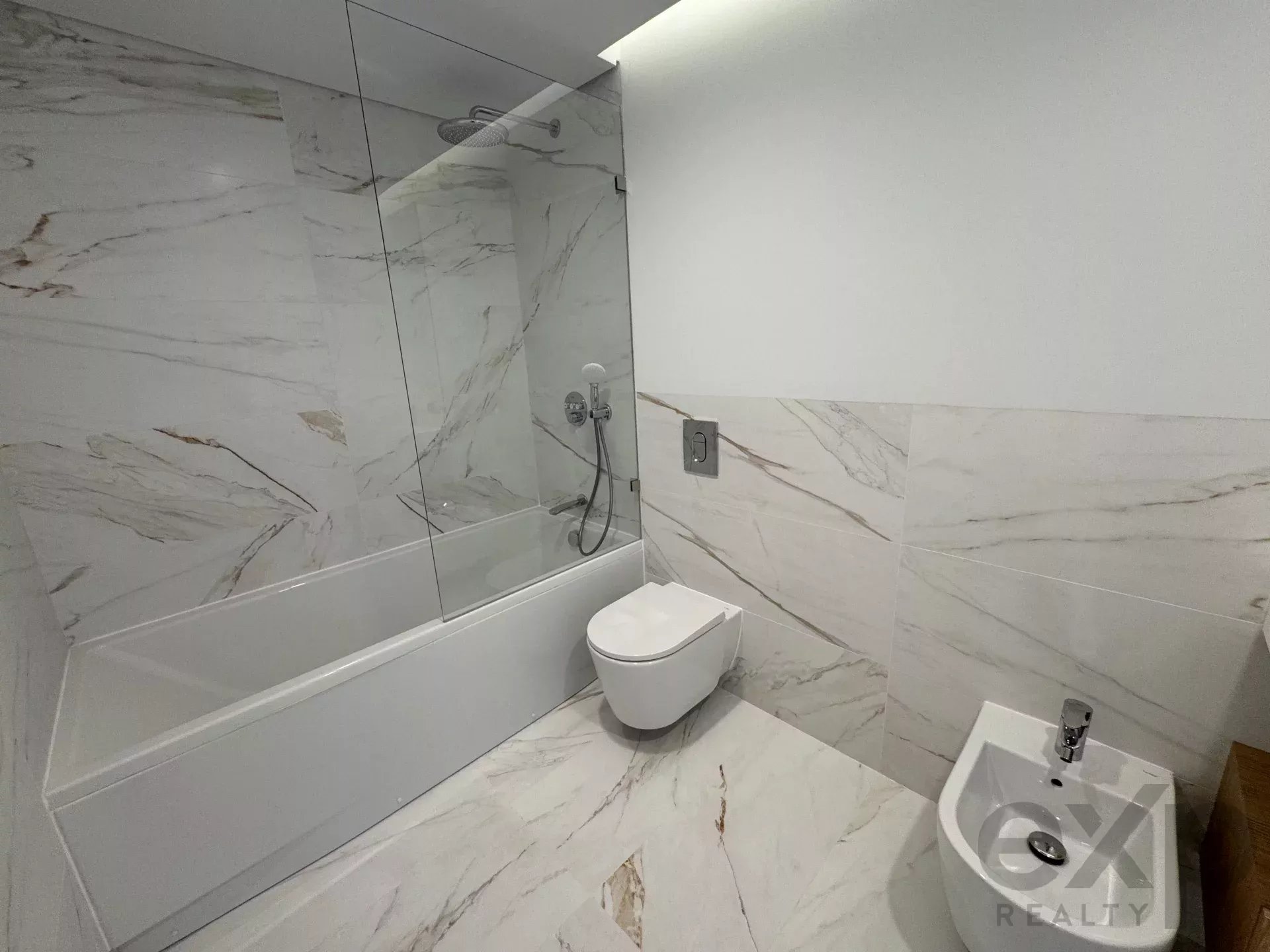 It is more than a simple T2 – it is a two‑bedroom flat featuring a balcony with scenic views, leisure amenities and an enhanced quality of life. 86351022 image 17