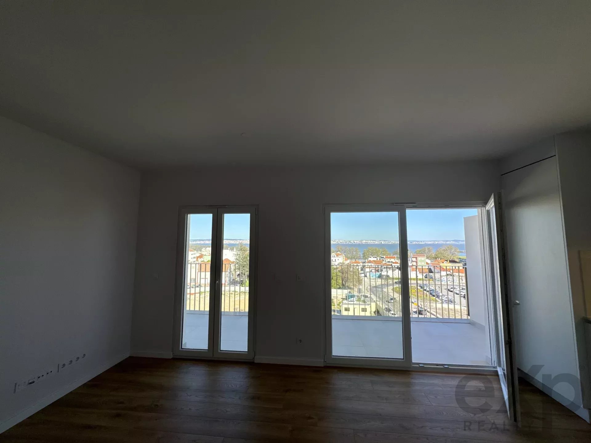 It is more than a simple T2 – it is a two‑bedroom flat featuring a balcony with scenic views, leisure amenities and an enhanced quality of life. 86351022 image 34