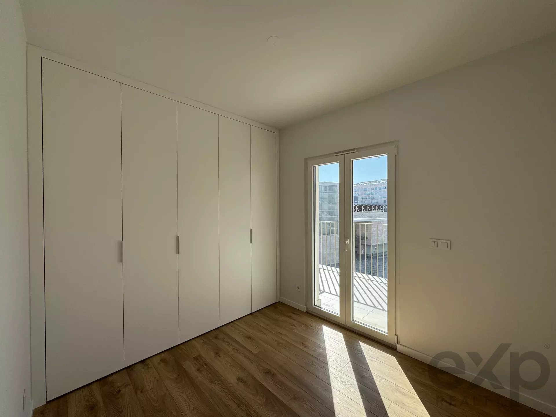It is more than a simple T2 – it is a two‑bedroom flat featuring a balcony with scenic views, leisure amenities and an enhanced quality of life. 86351022 image 21