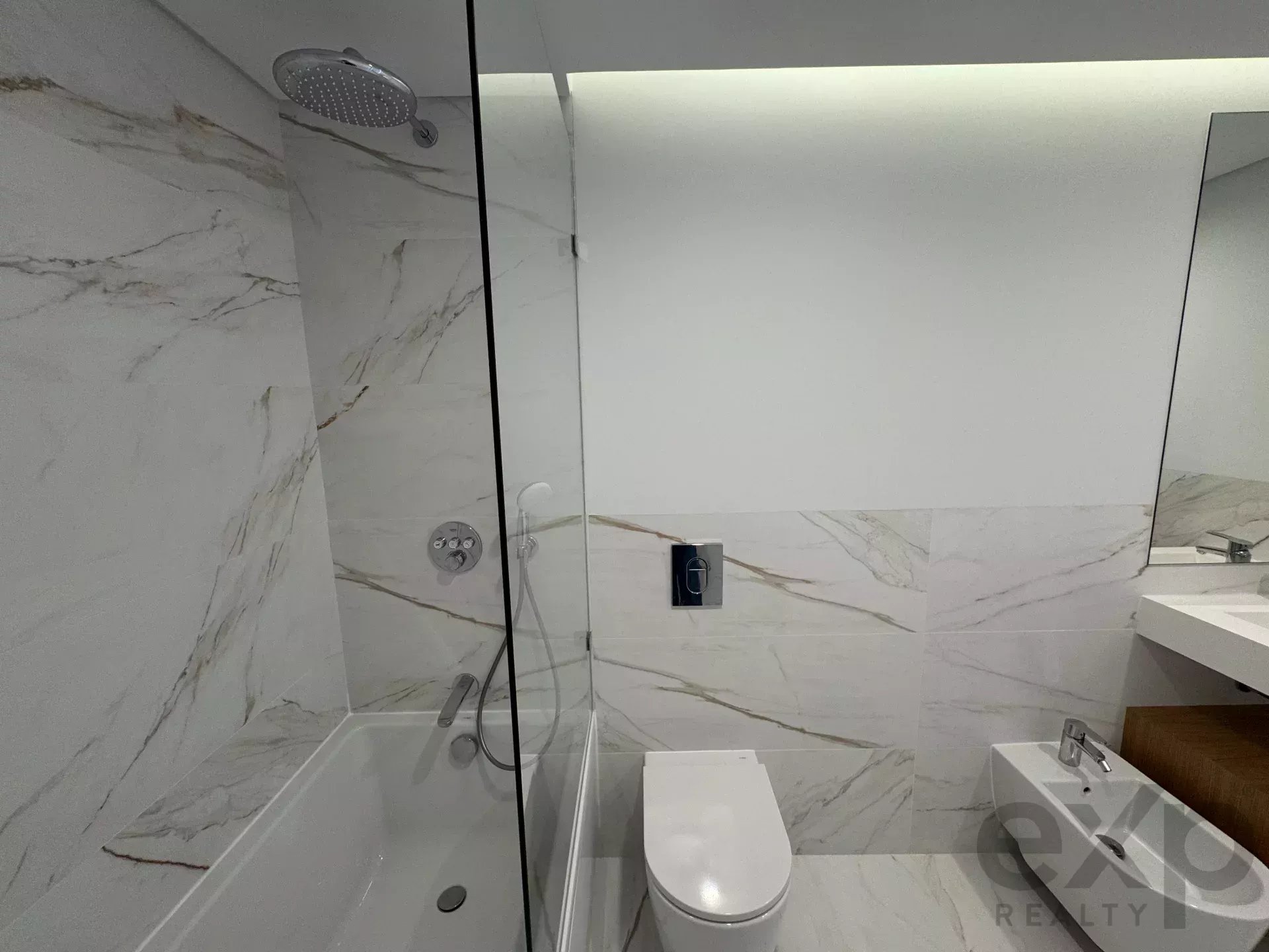 It is more than a simple T2 – it is a two‑bedroom flat featuring a balcony with scenic views, leisure amenities and an enhanced quality of life. 86351022 image 18