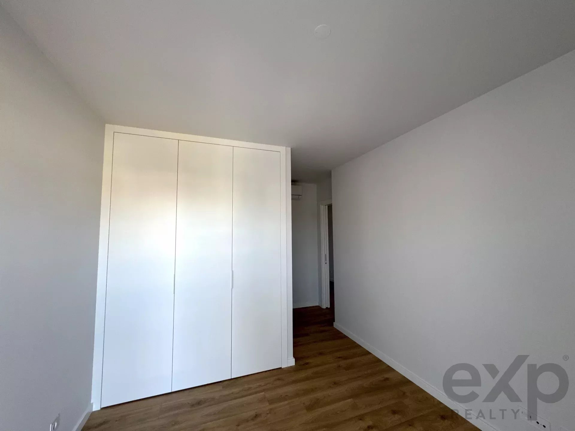 It is more than a simple T2 – it is a two‑bedroom flat featuring a balcony with scenic views, leisure amenities and an enhanced quality of life. 86351022 image 35