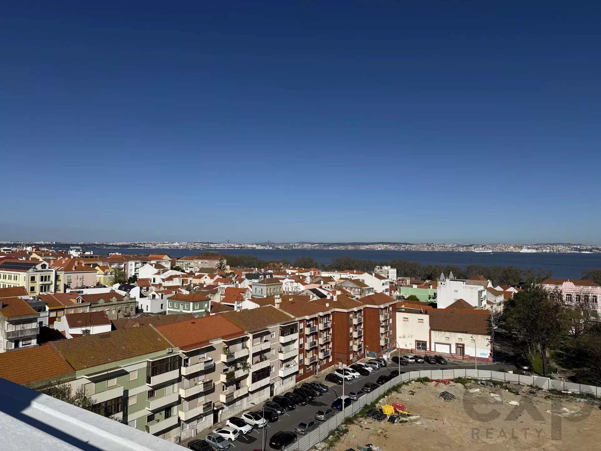 Não é apenas um T2, é um t2 com varanda com vista, lazer e qualidade de vida.