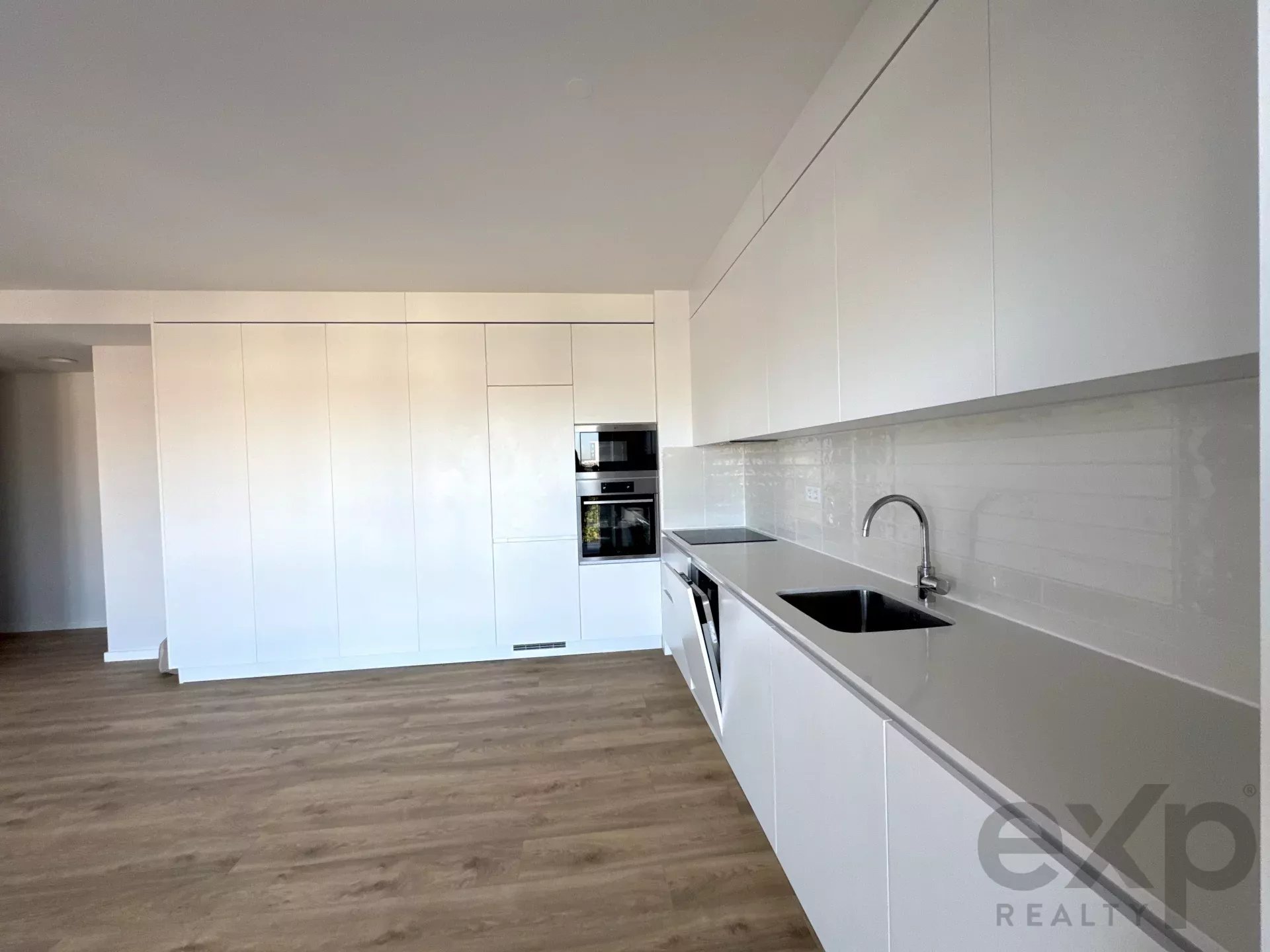 It is more than a simple T2 – it is a two‑bedroom flat featuring a balcony with scenic views, leisure amenities and an enhanced quality of life. 86351022 image 20