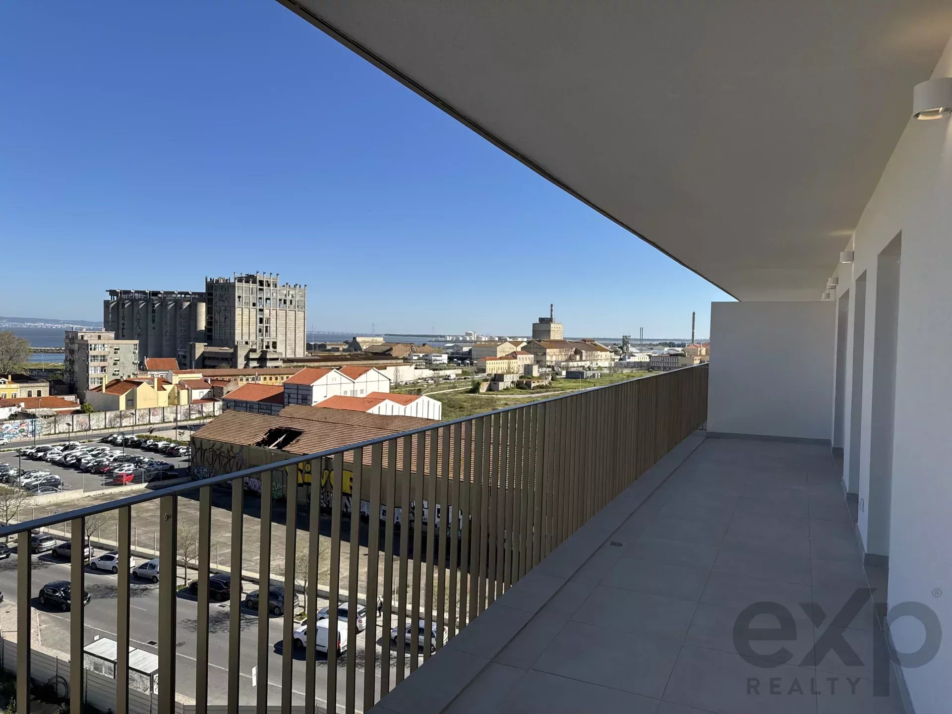 Não é apenas um T2, é um t2 com varanda com vista, lazer e qualidade de vida.
