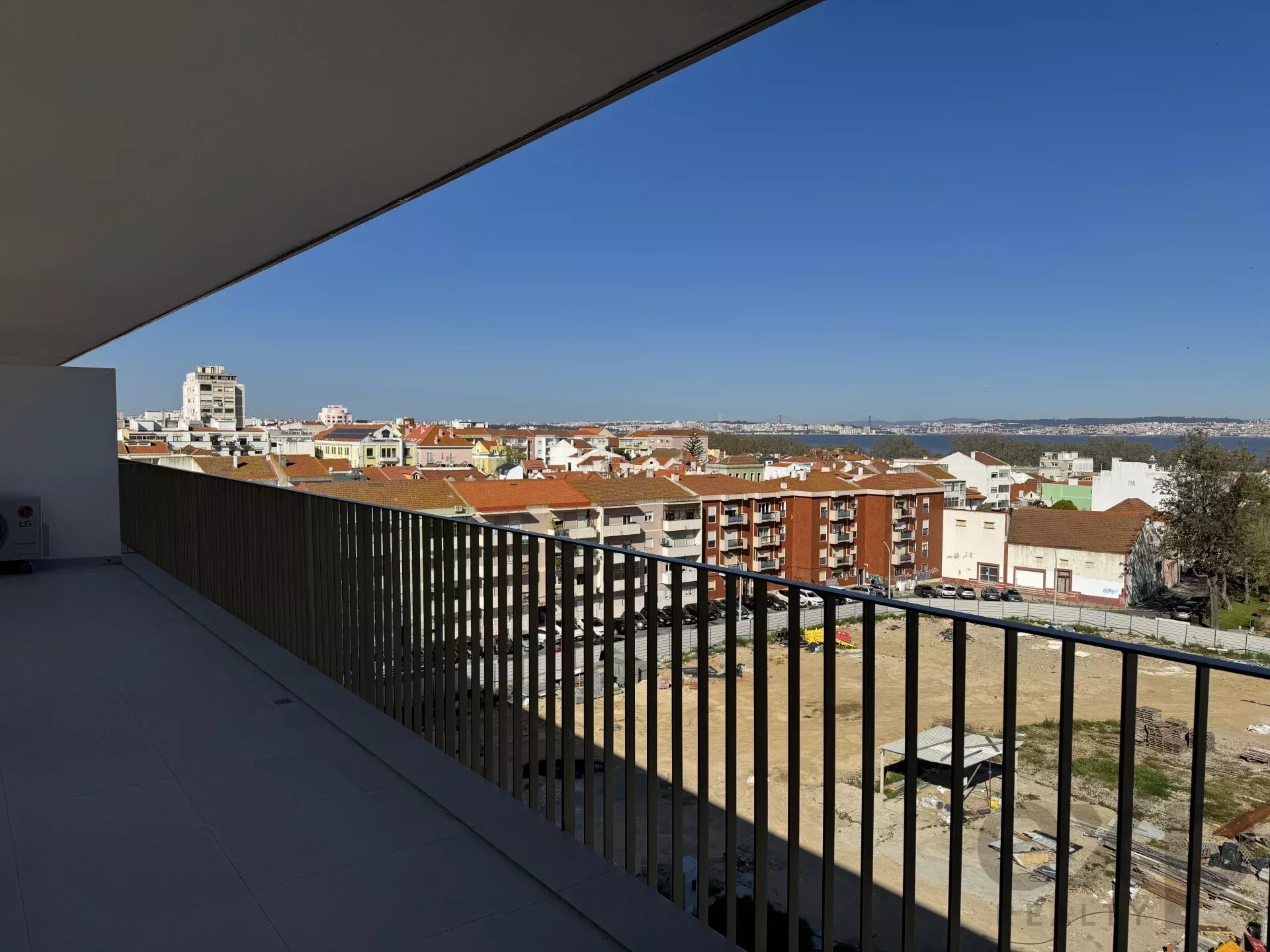 Não é apenas um T2, é um t2 com varanda com vista, lazer e qualidade de vida.